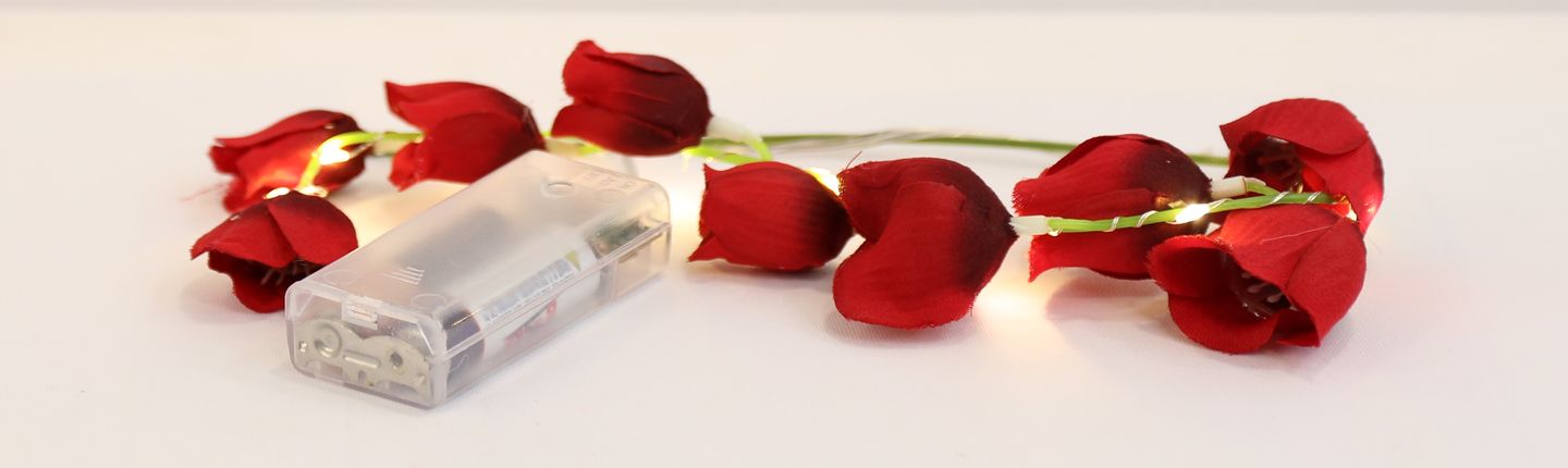 عقد ورد باضاءه