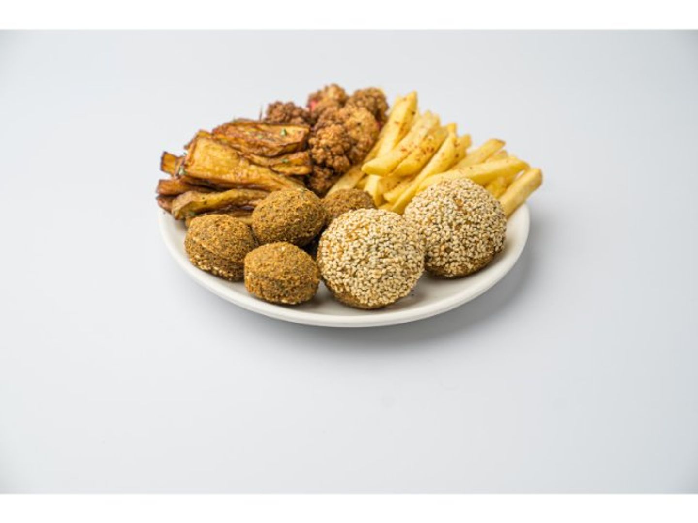 صحن فلافل مشكل مع مقالي باذنجان وبطاطس صغير
