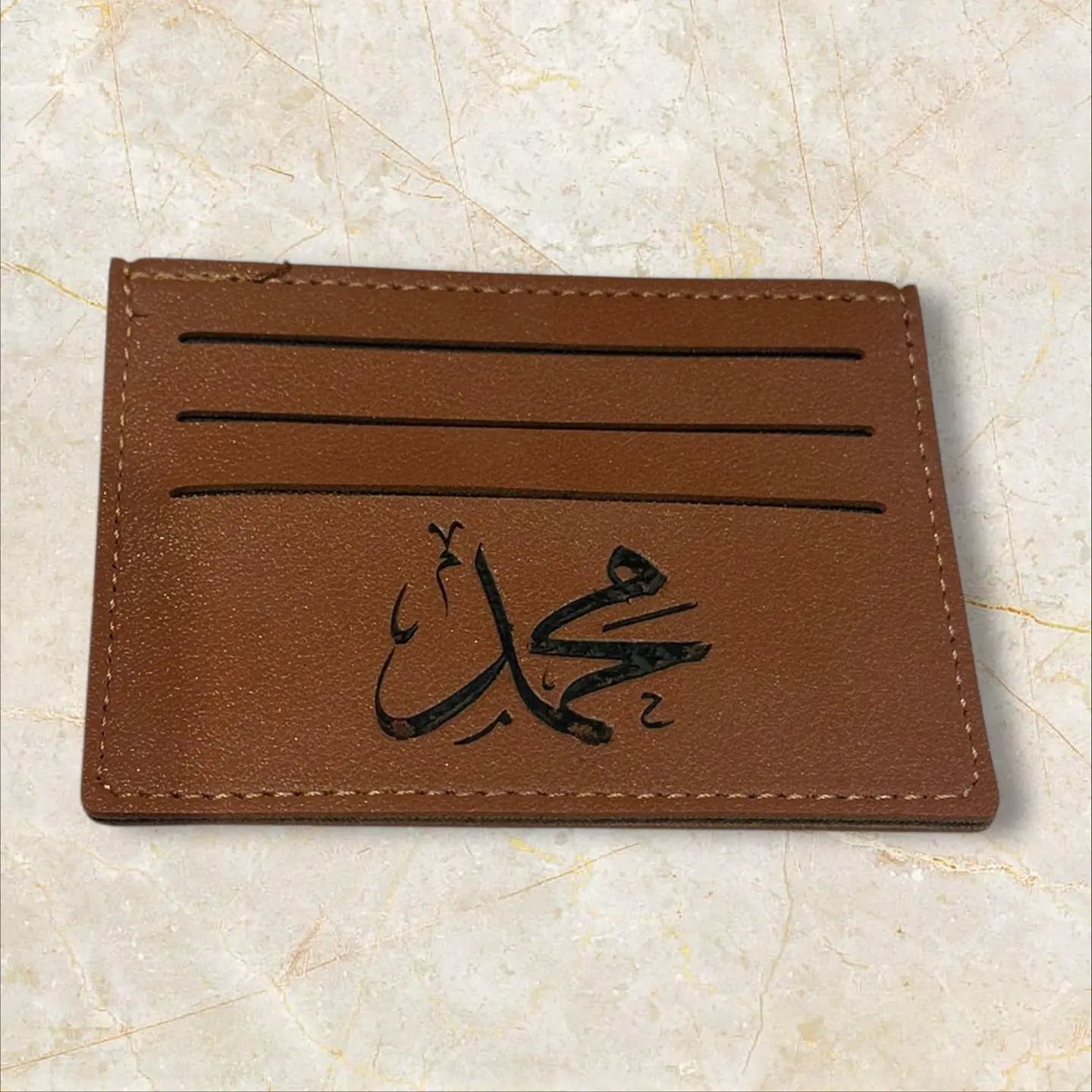 محفظه بني جلد مع نحت الاسم٤