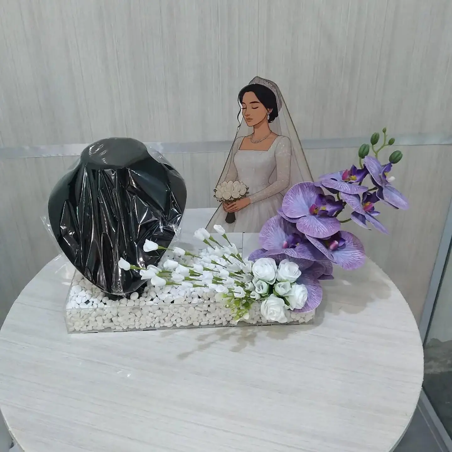 هدايا _ستاند اكريلك زواج مزين بالورد الصناعي