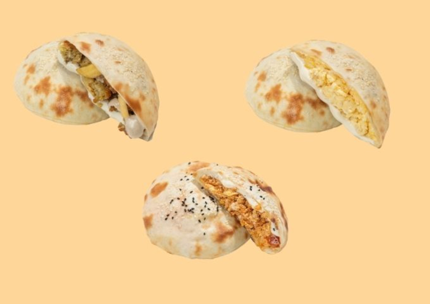 عرض ثلاثة حبات فطائر فلافل شكشوكة بيض فرنسي