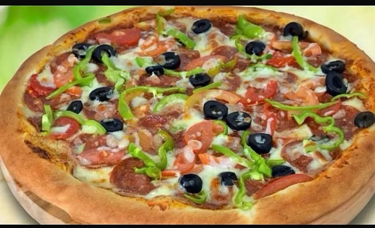 بيتزا بيبروني مع نقانق (كبير)