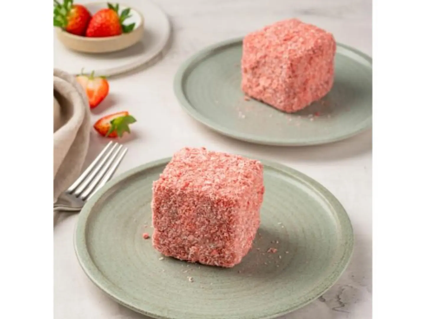 لامينغتون بالفراولة والكريمة