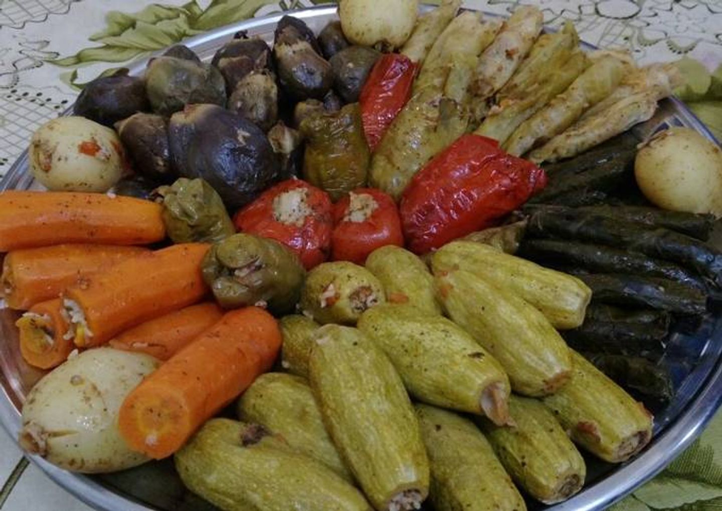 صنية محاشي مشكلة وسط