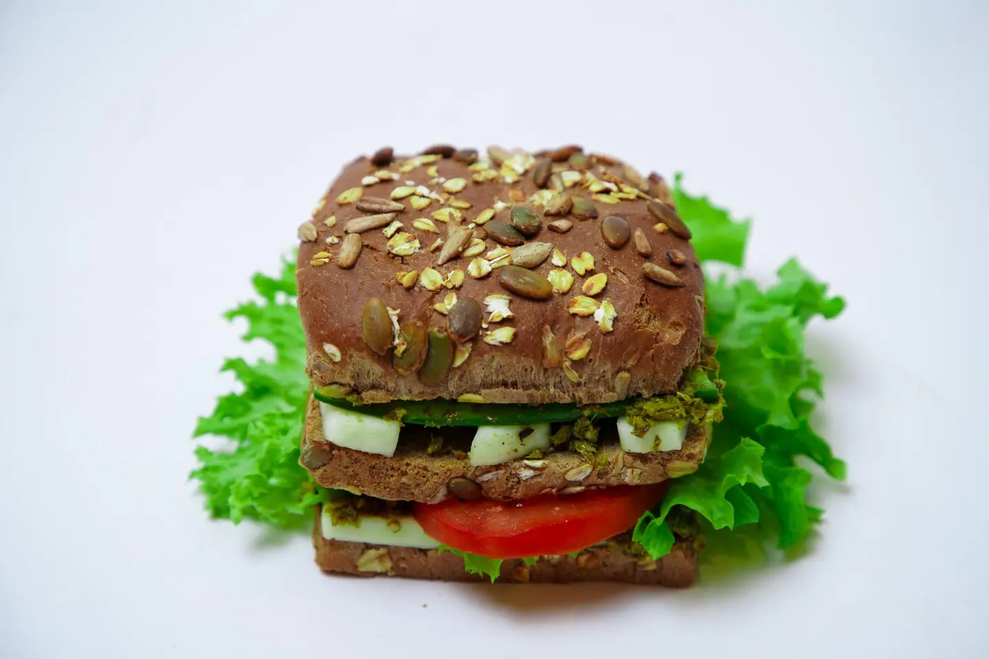 خبز بر بالحبوب حلوم بصوص البيستو