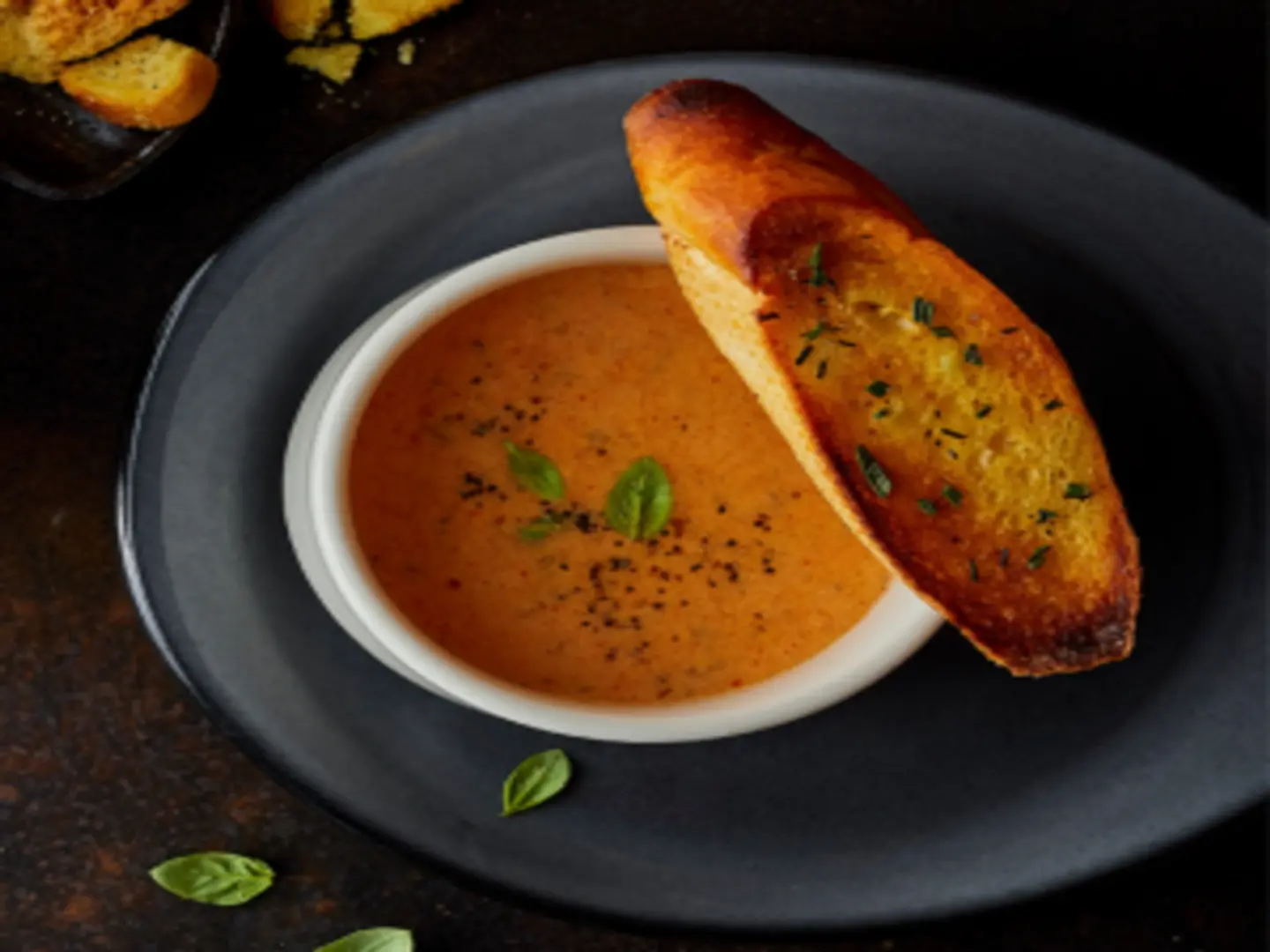 شوربة الطماطم والريحان