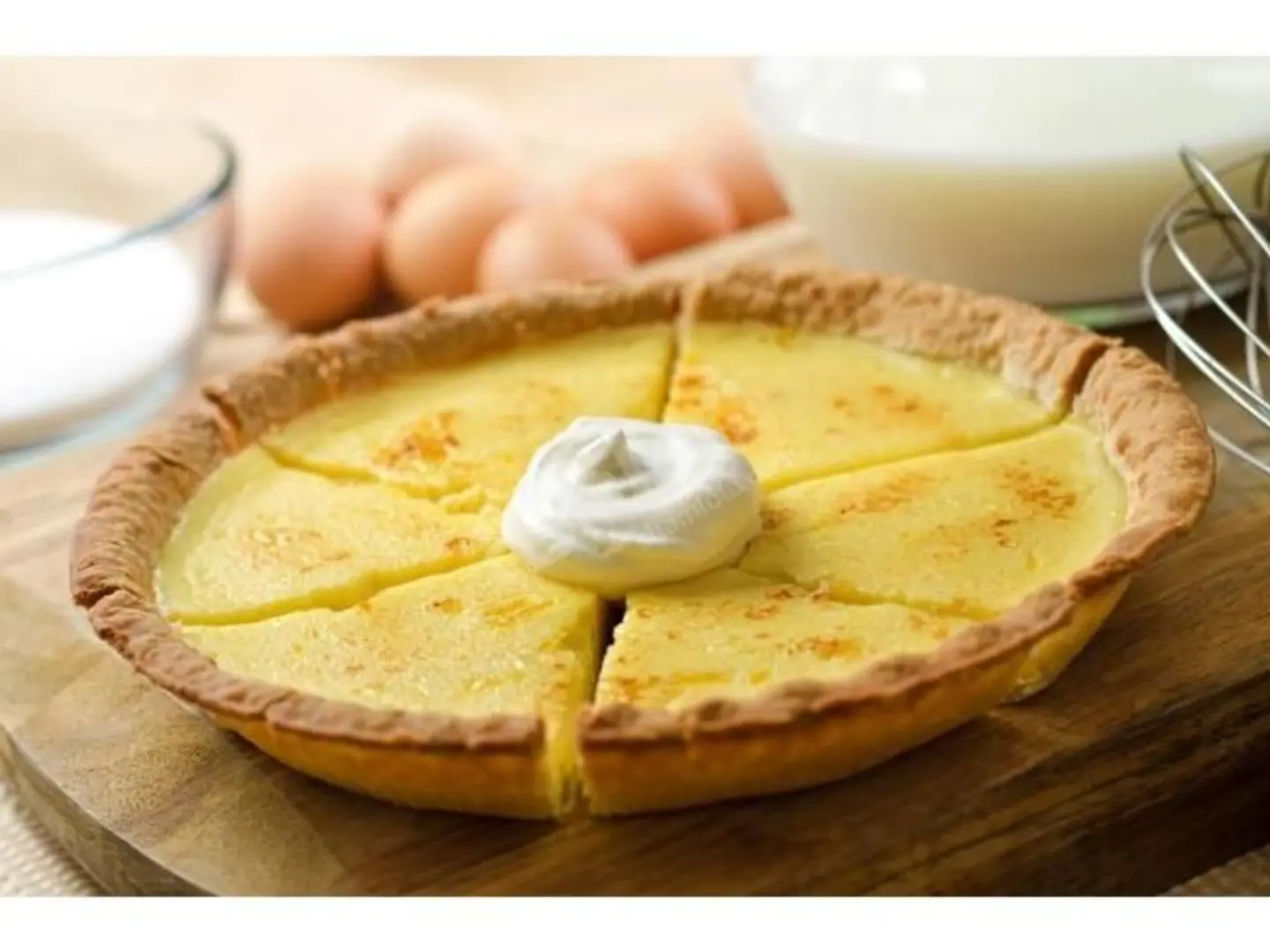 فطيرة كاسترد موز و صوص كراميل