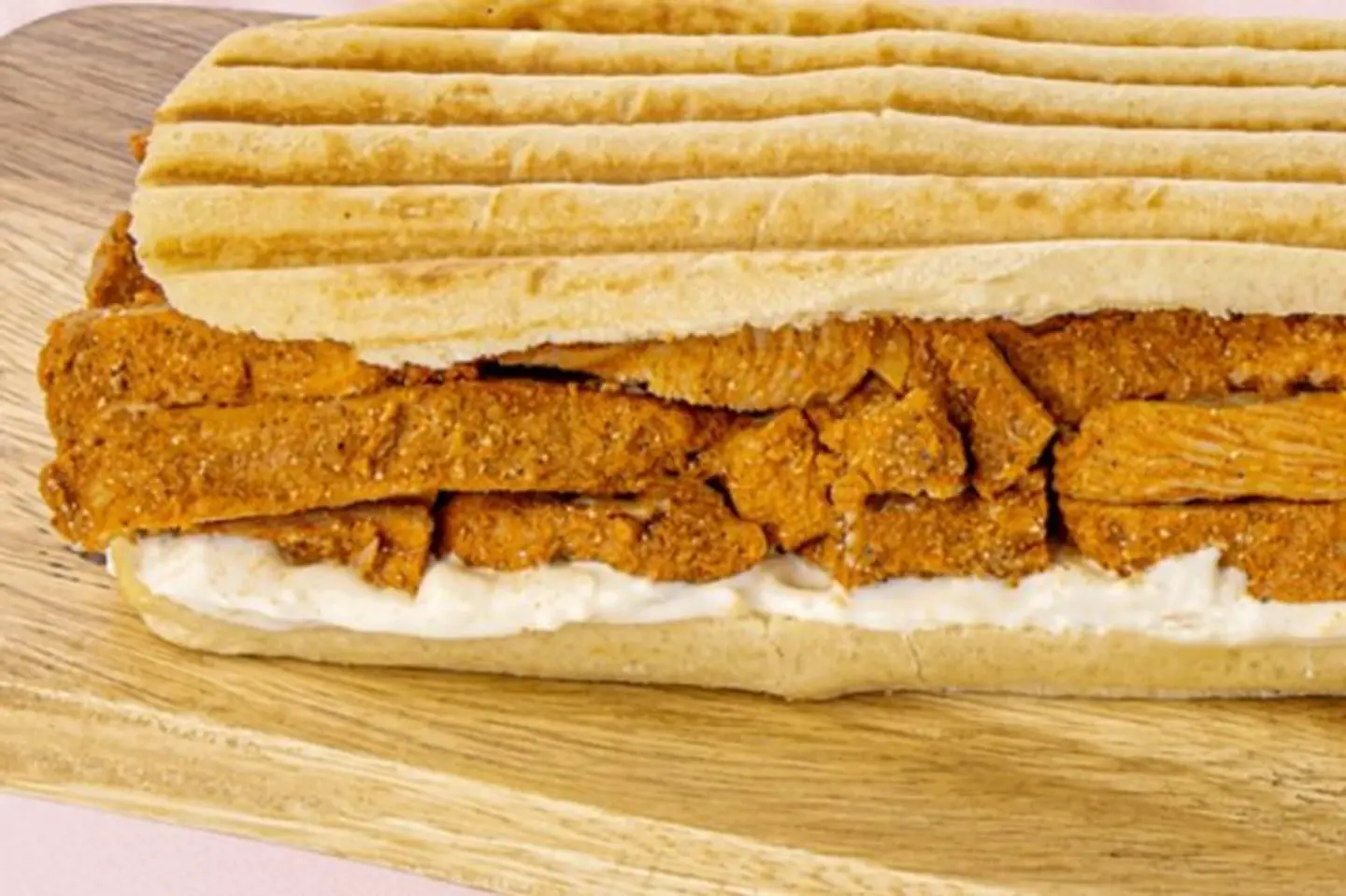 تكا دجاج بالبانيني الأبيض