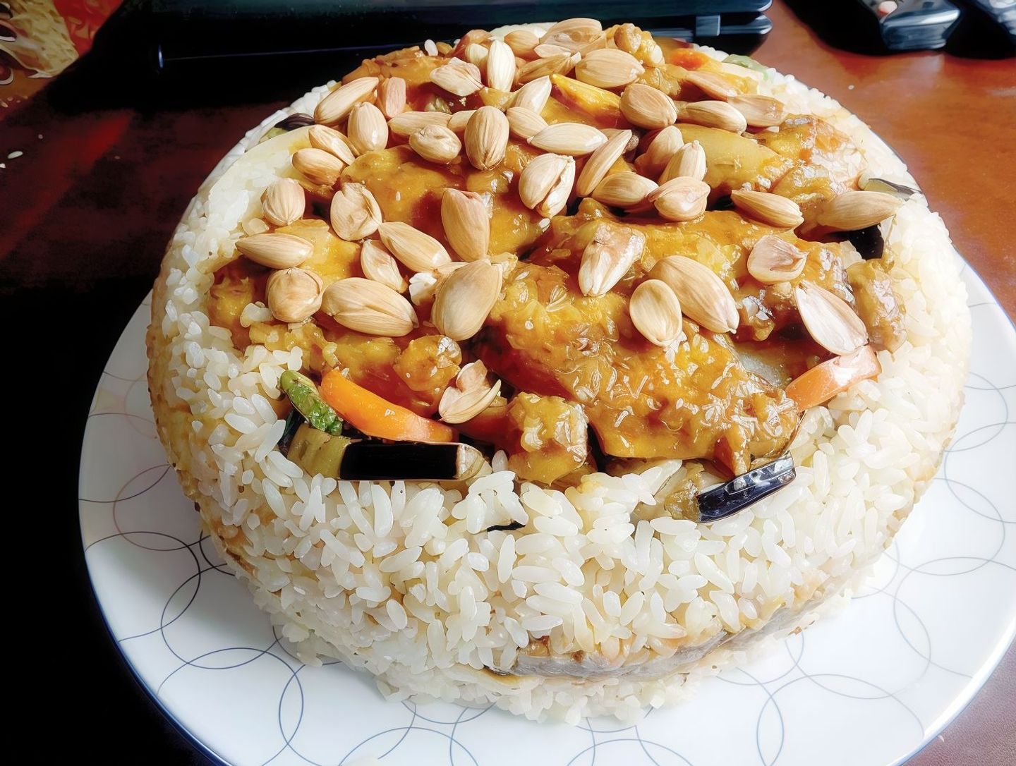 صينية ارز ابيض بالمكسرات وسط