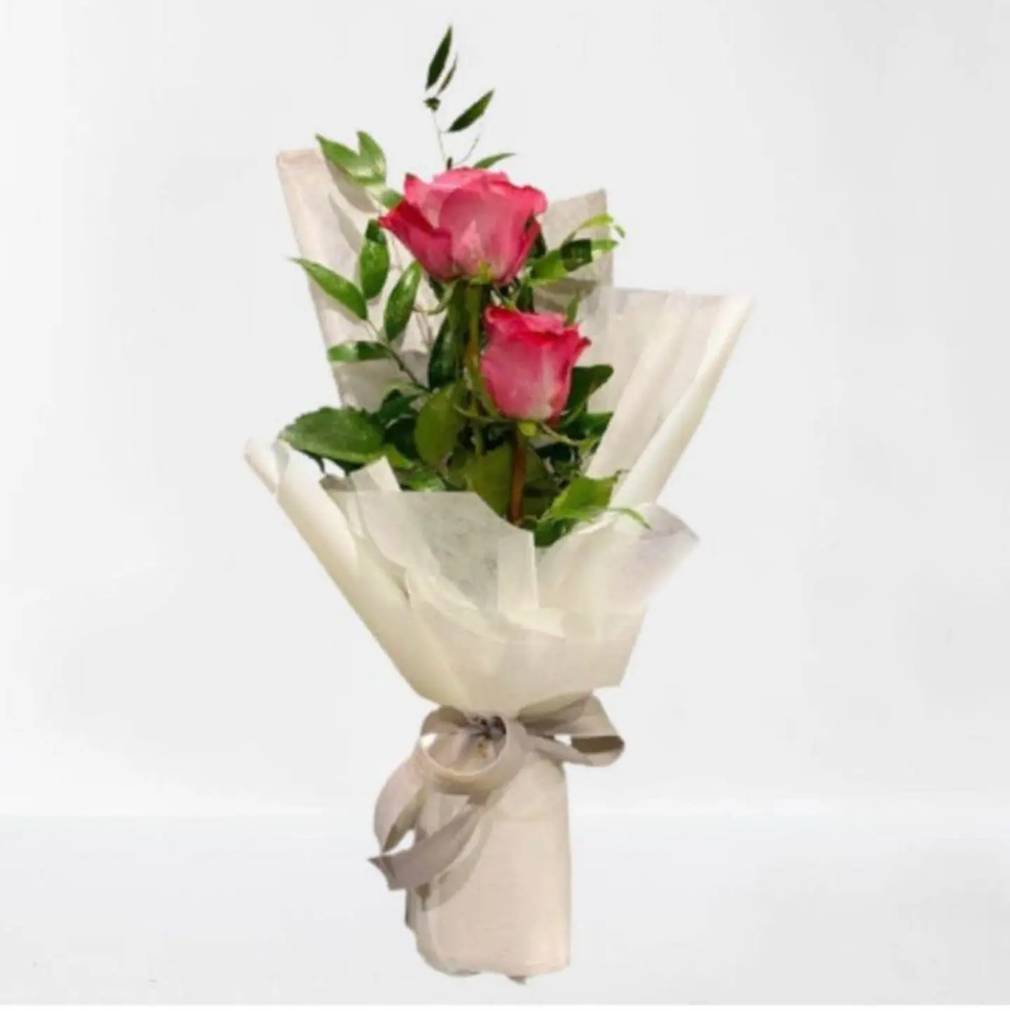 باقه ورد جوري مع اكسسوارات راقيه - الورد باللون الأحمر