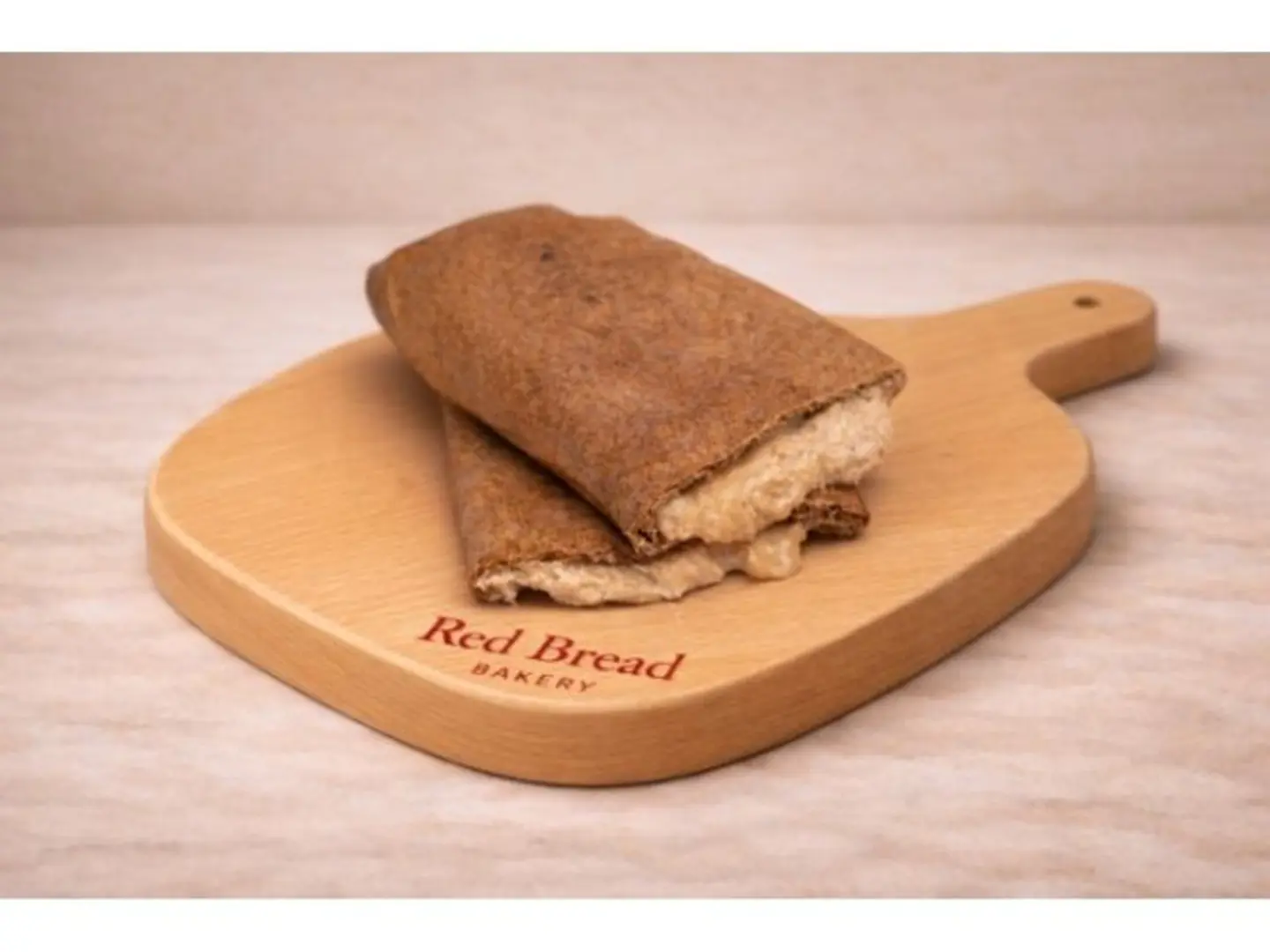 خبز أحمر بحلاوة الطحينية و الجبن السائل