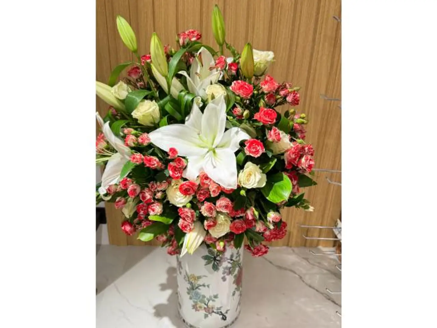 فازة خزفية بزخارف أنيقة