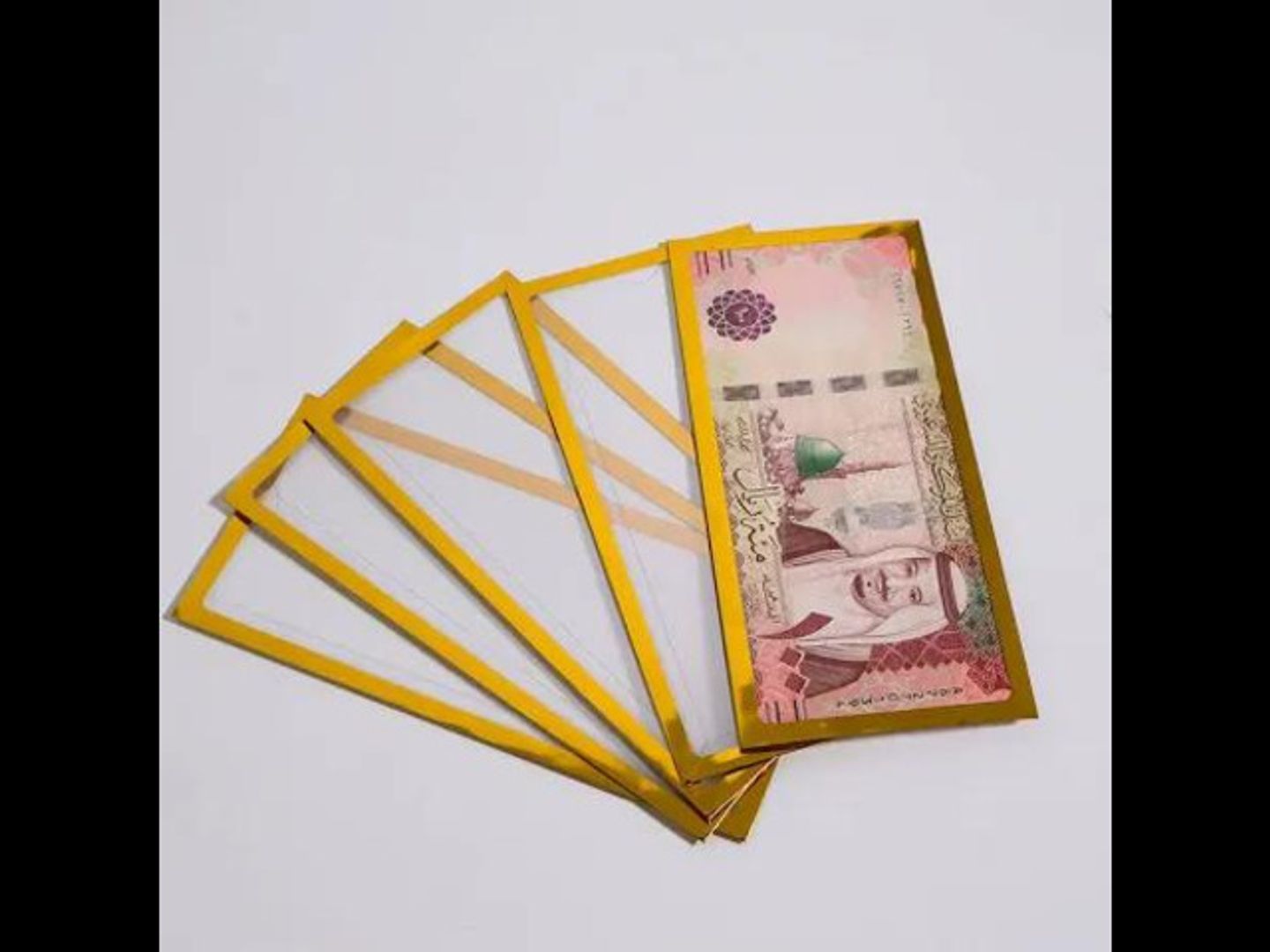 حامل النقود البلاستيكي باللون الذذهبي