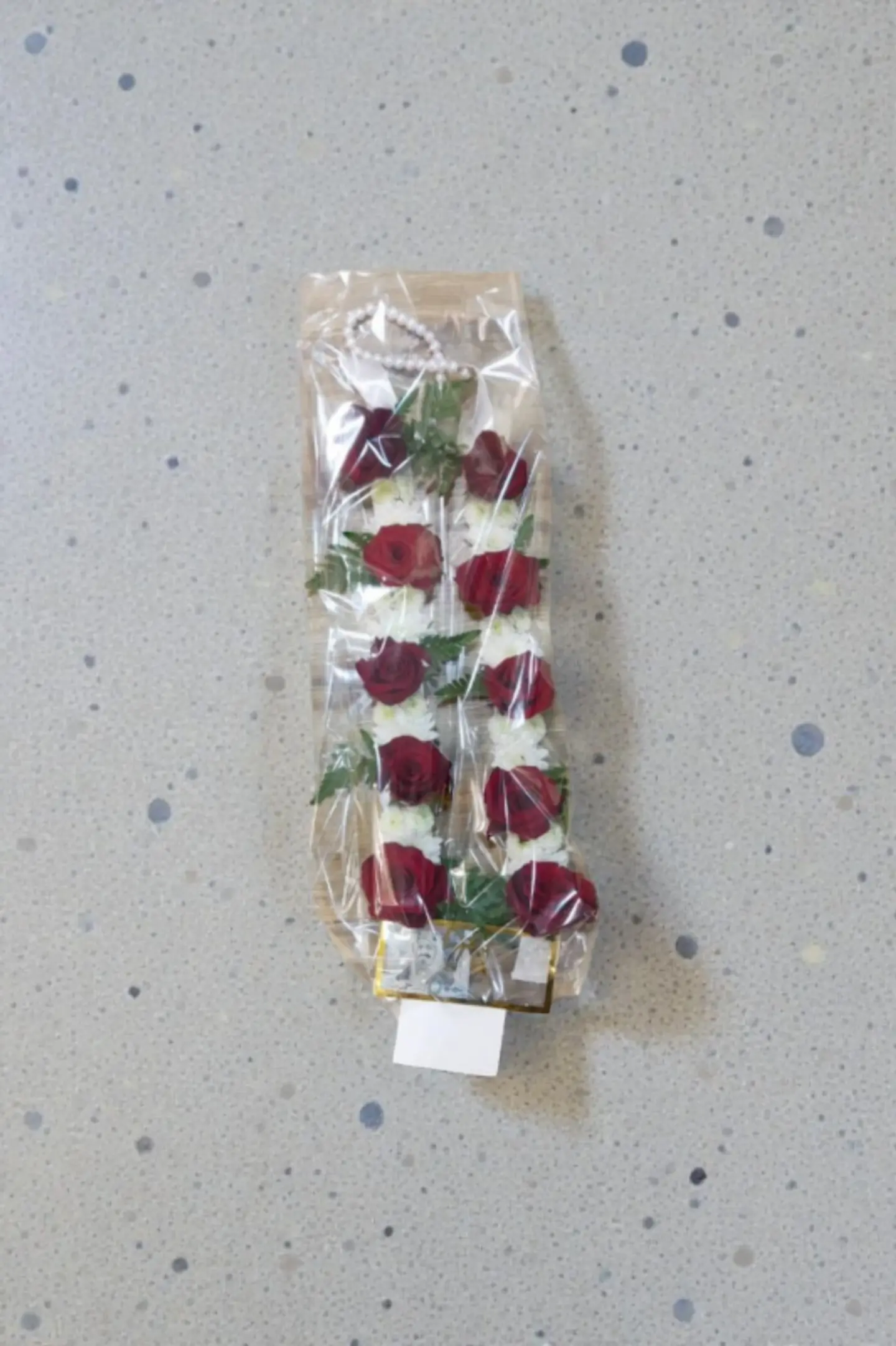 عقد ورد طبيعي مع ظرف النقود