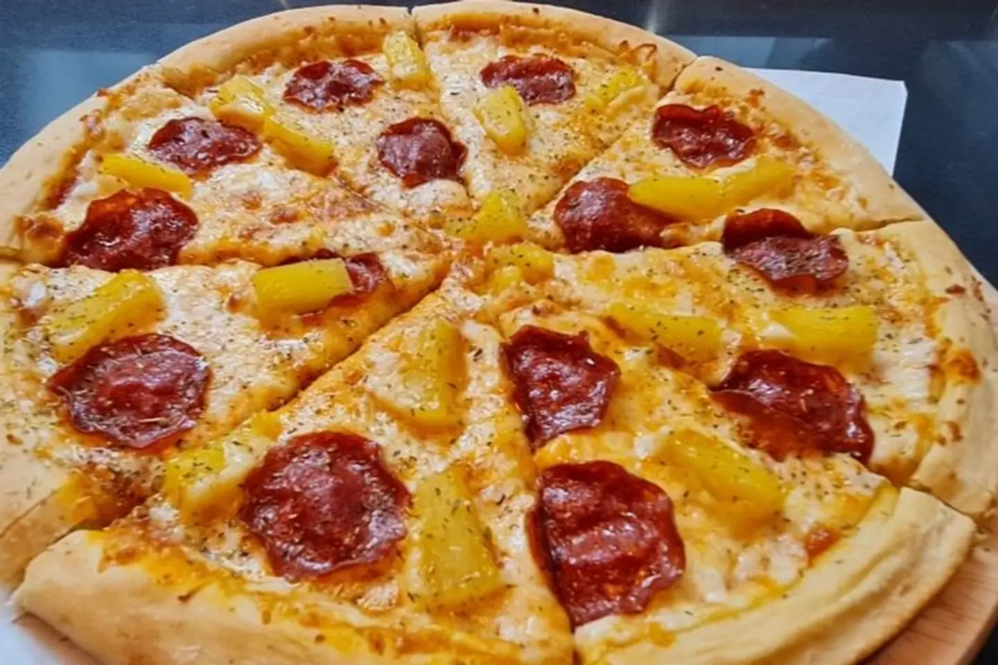 ببروني هاوايان بيتزا ( وسط )