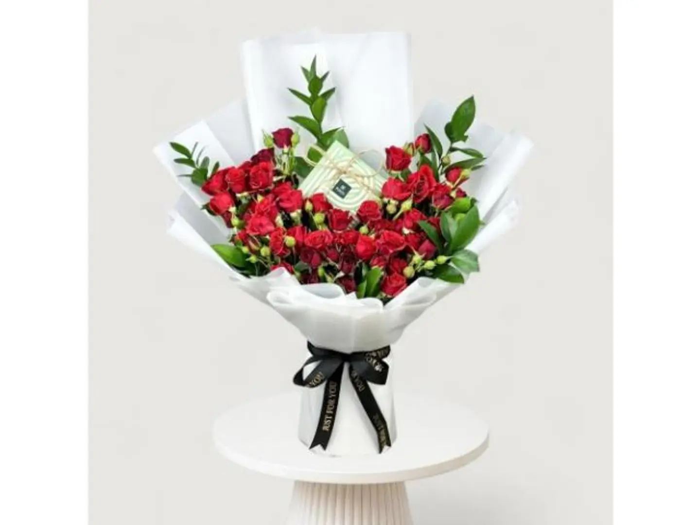 A Jewel Of Roses Bouquet With Chocolates