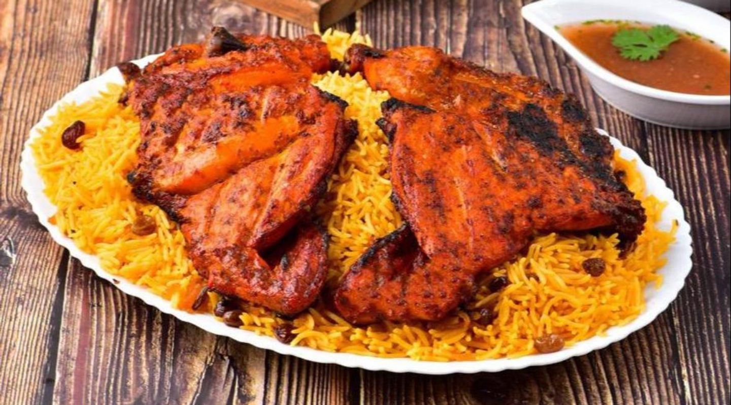 حبة دجاج كاملة على الفحم مع الأرز