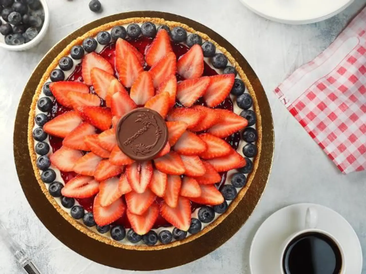 تشيز كيك فراولة وتوت 8-10 أشخاص