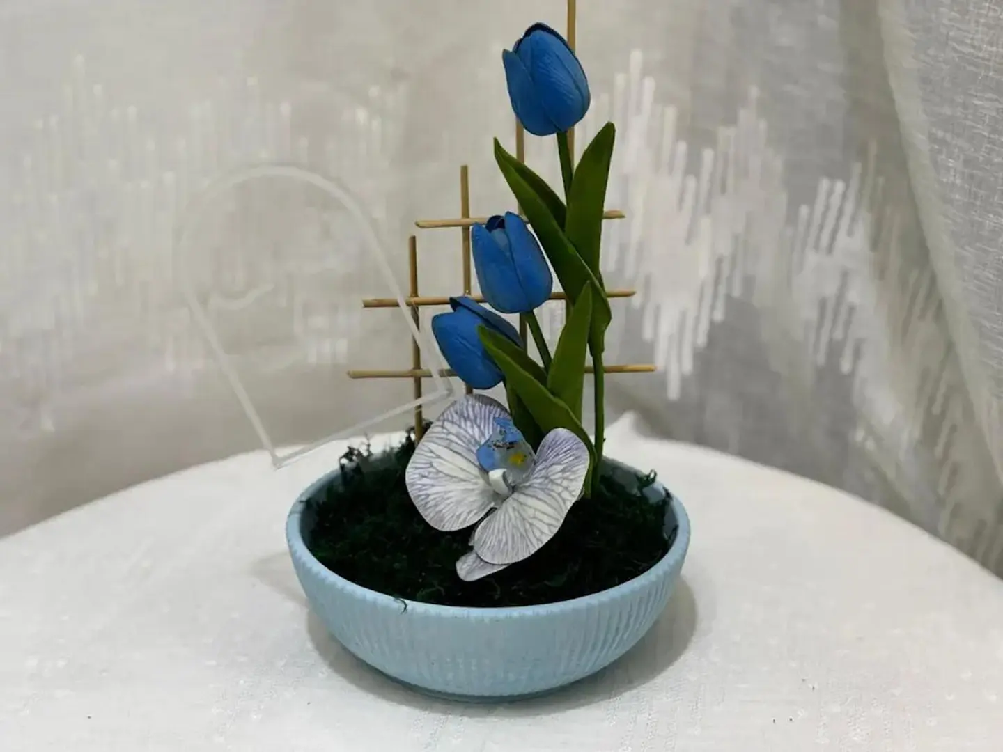 فازة رخام مع ورد توليب صناعي