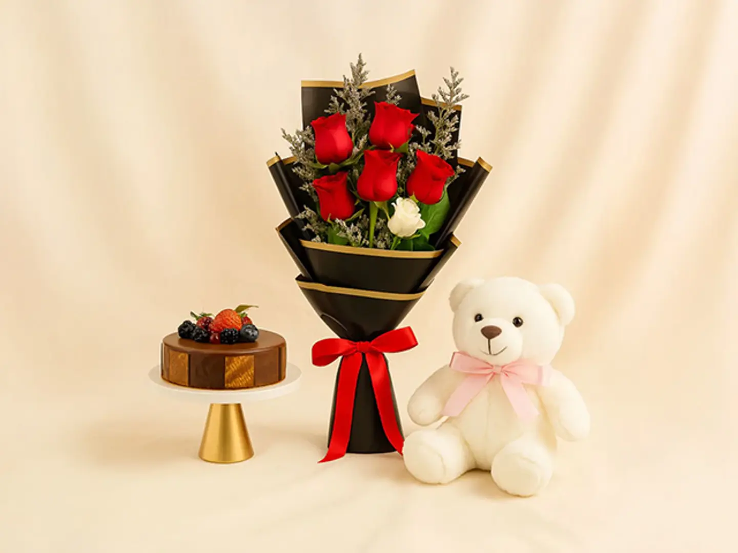 كعكة الشوكولاتة مع باقة من الدببة والزهور