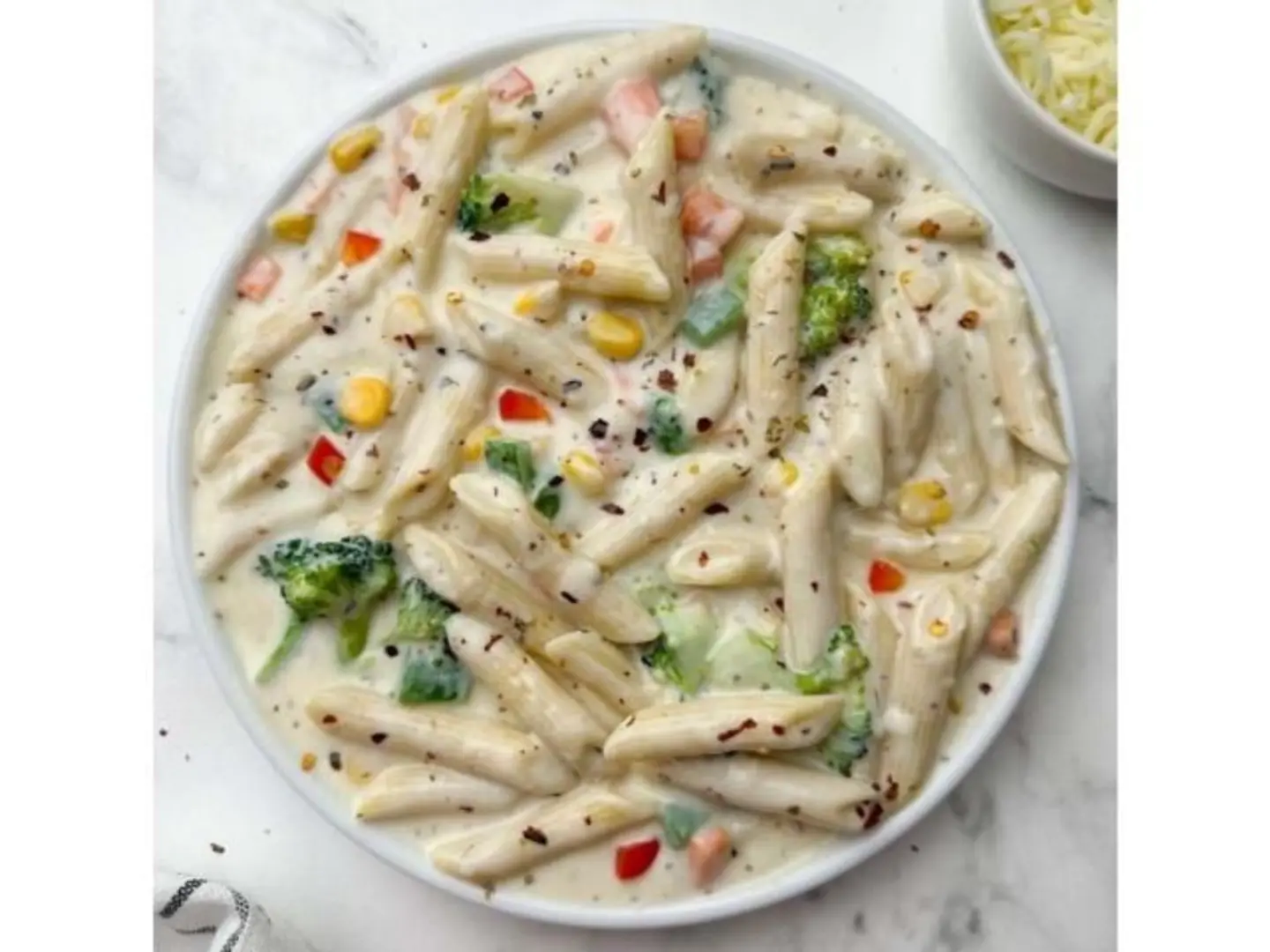 معكرونة بصلصة بيضاء خضار