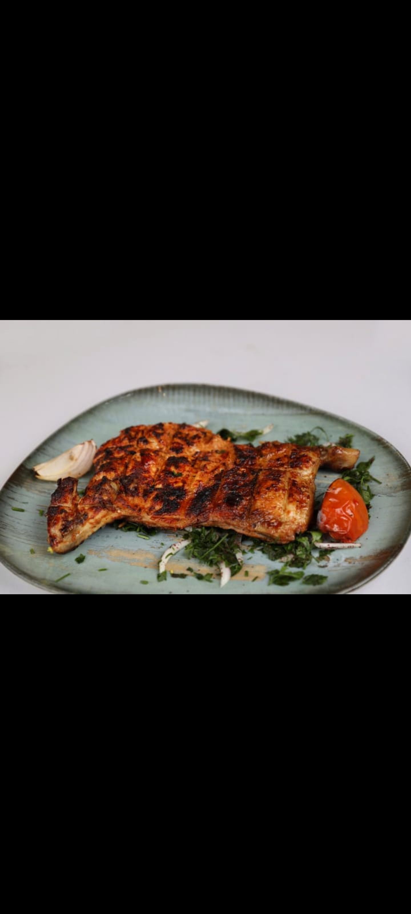 نص دجاج على الفحم مع خبز