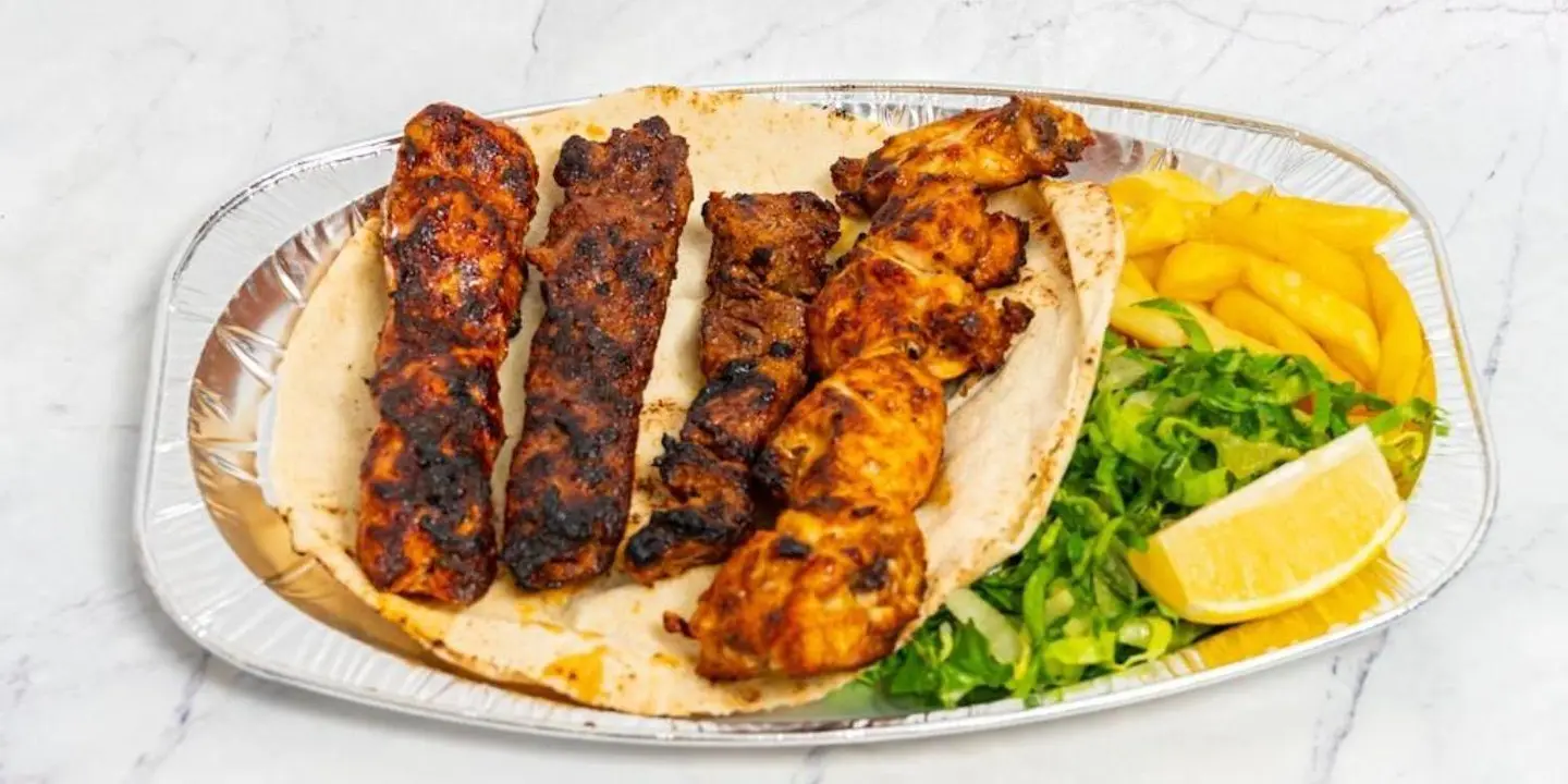 طبق مشويات نكهة الحطب ٤ سيخ