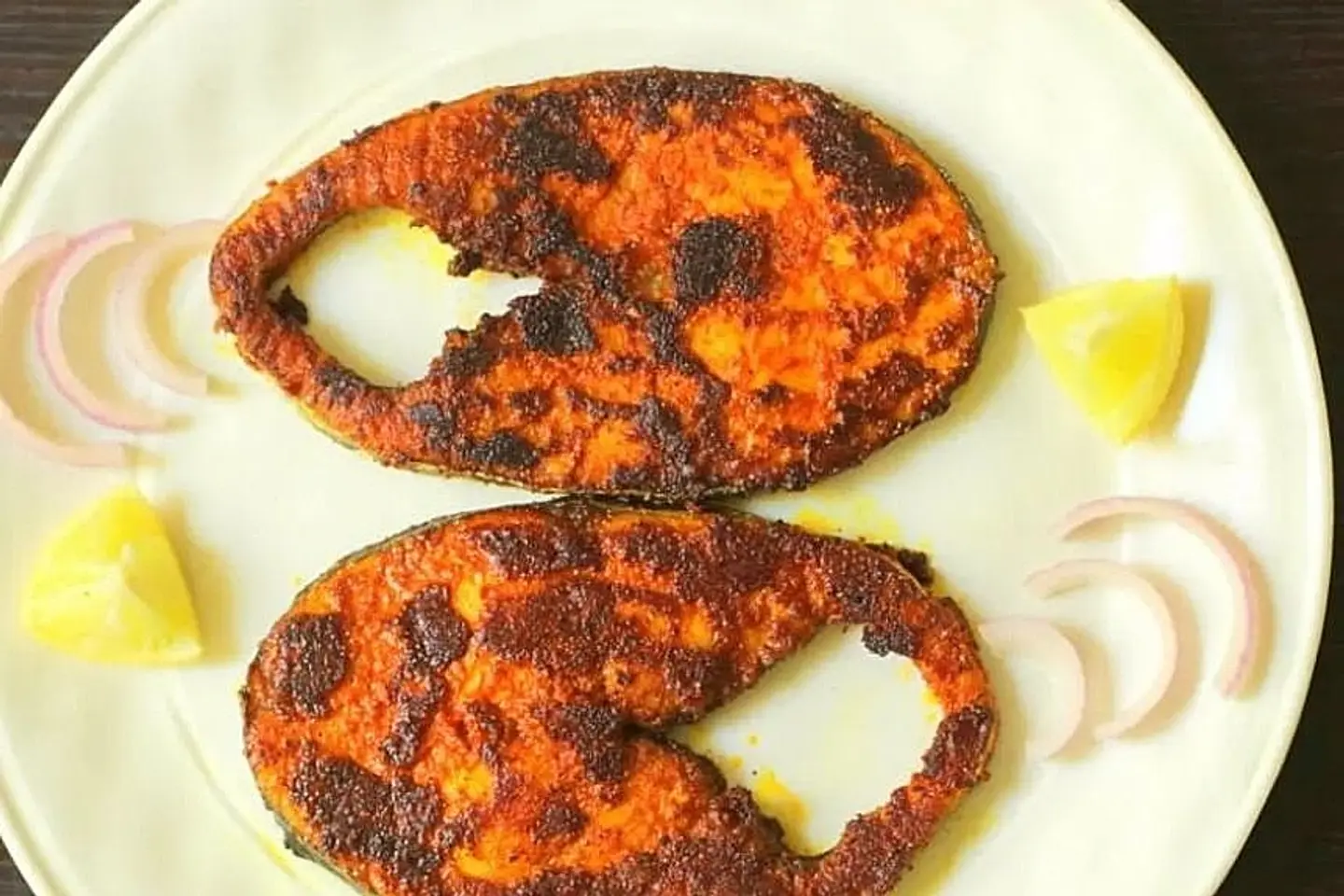 حليب سمك مقلي طازج مع قطعتي شريحة