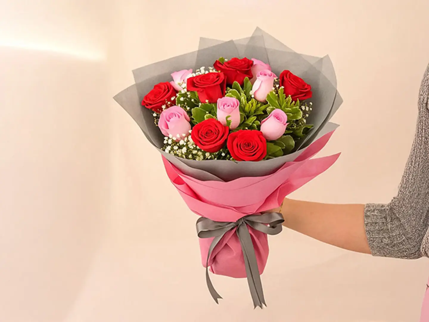 6 باقة ورد و 6 ورد أحمر