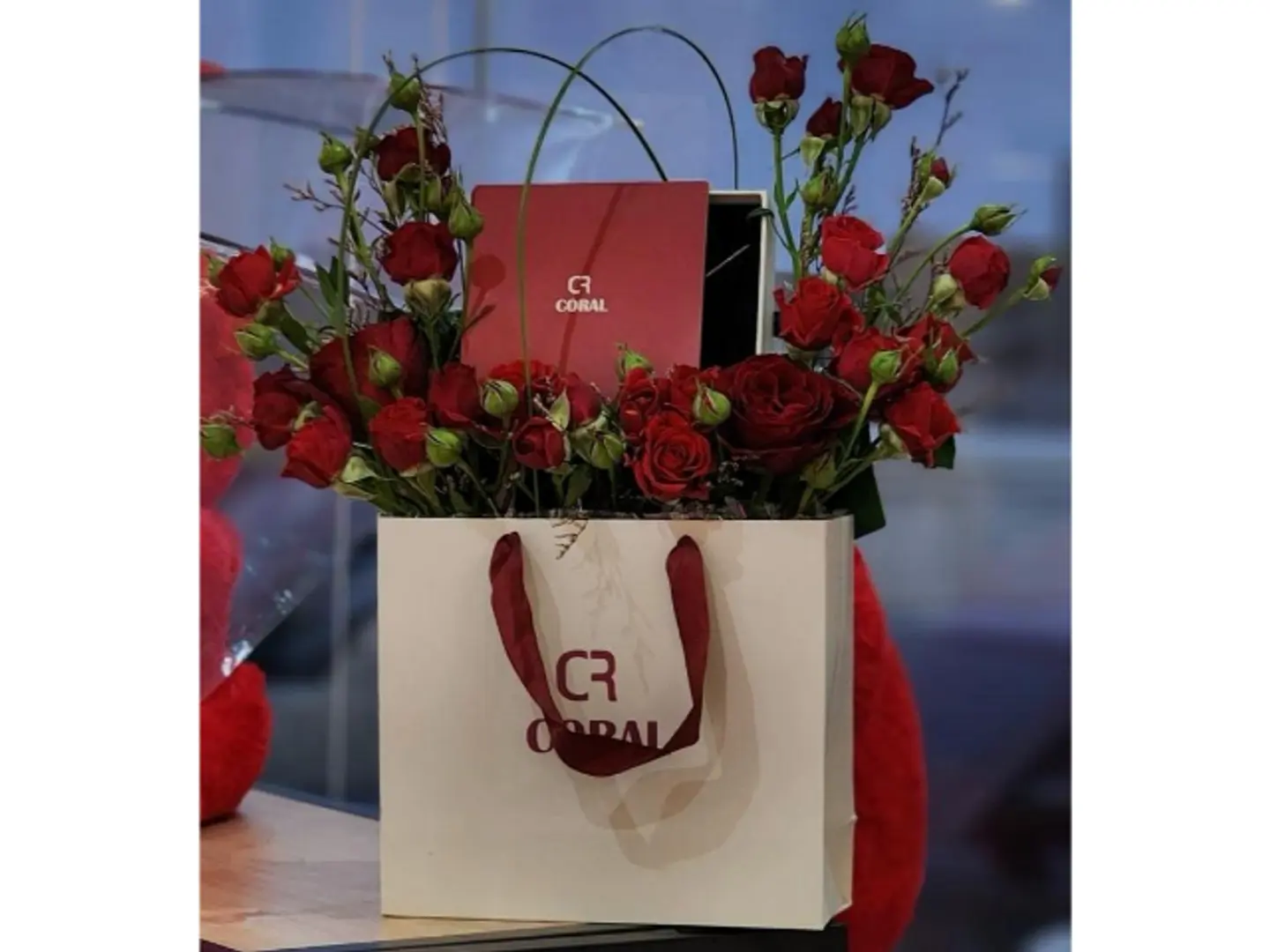 Elegant Necklace With Red Roses