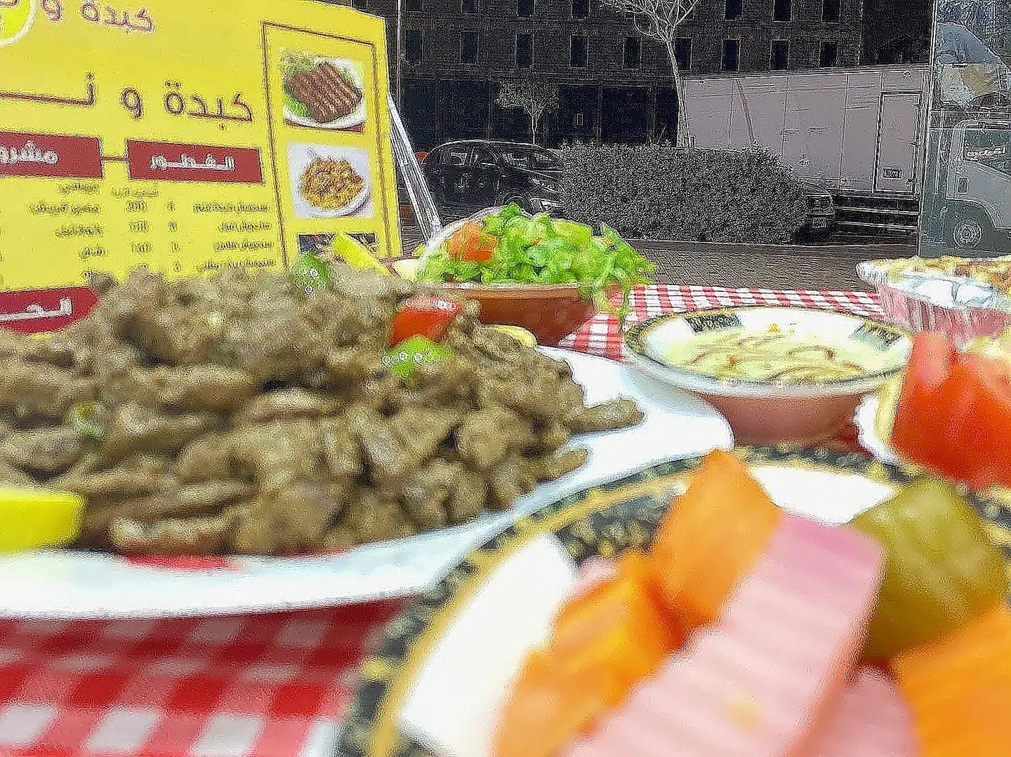 طبق سجق و طبق كبدة مع الطحينة والعيش