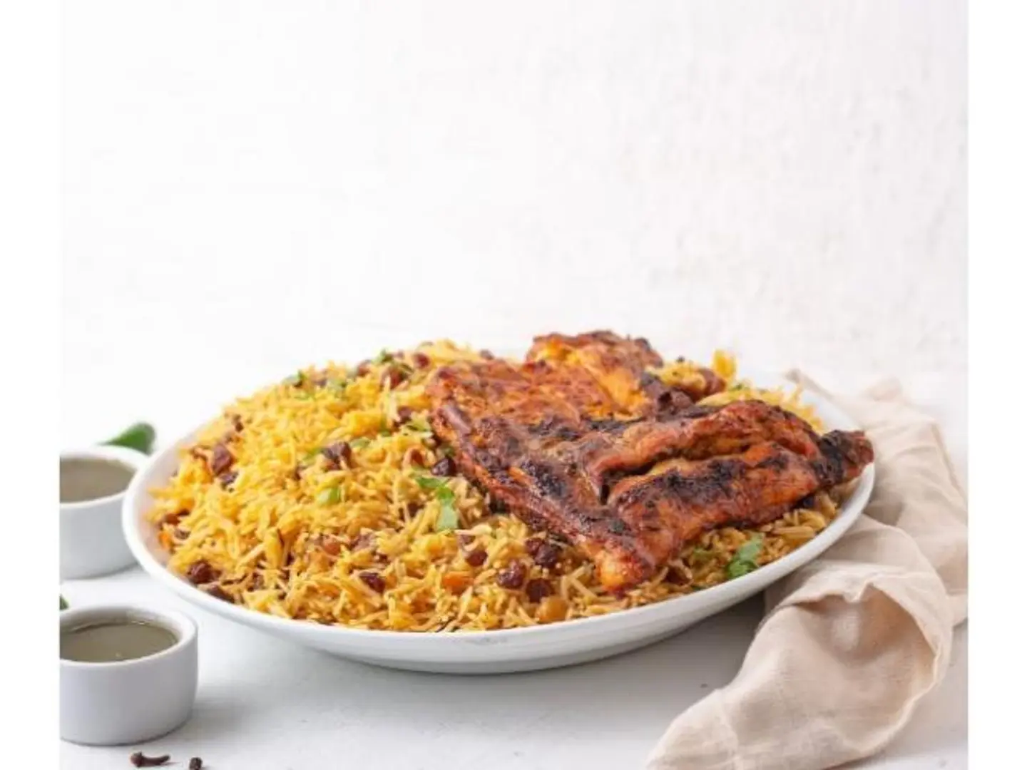 نص حبة دجاج على الفحم مع الأرز