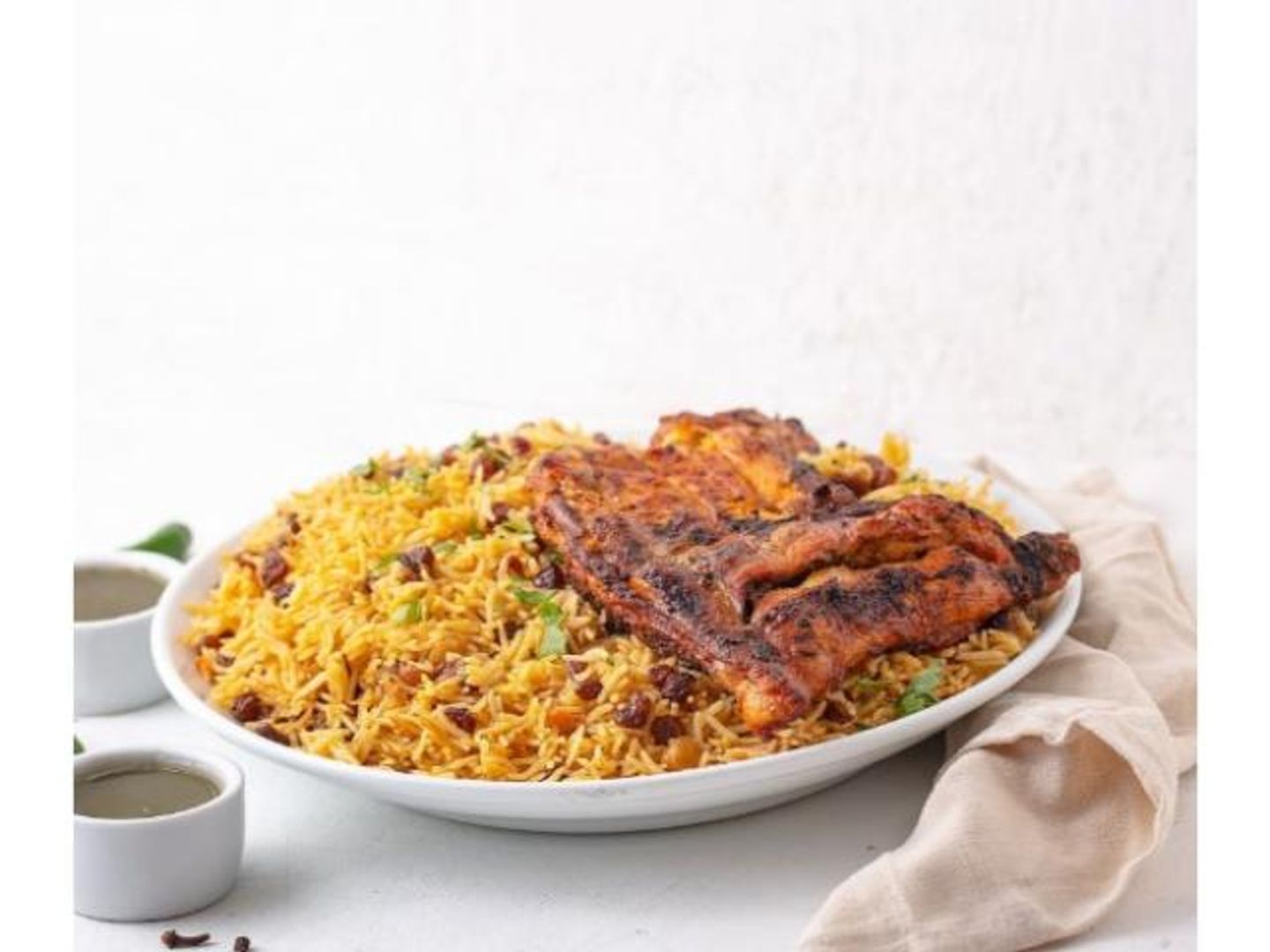 نص حبة دجاج على الفحم مع الأرز