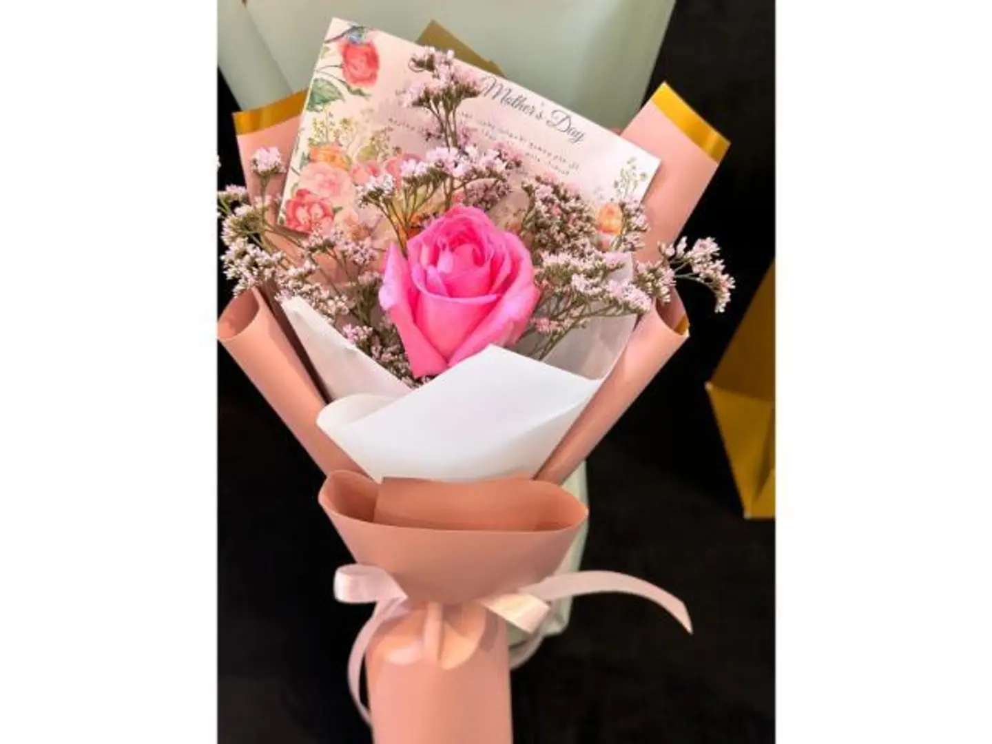 بوكيه بيبي روز وردي مع ورد أبيض