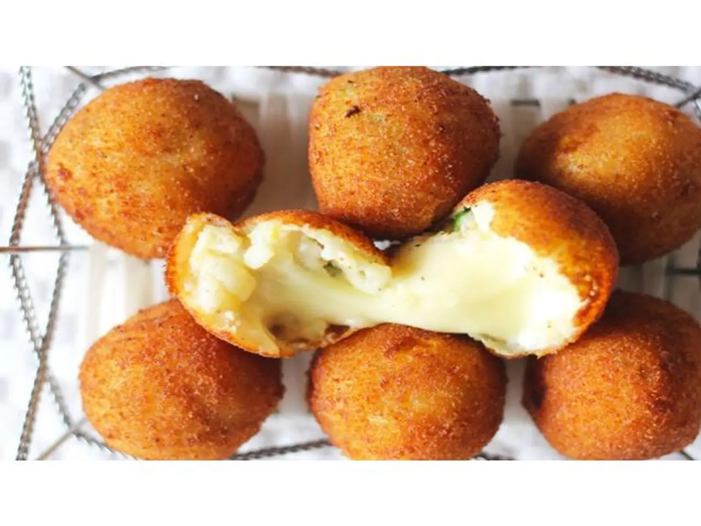 قطع البطاطس بالجبن