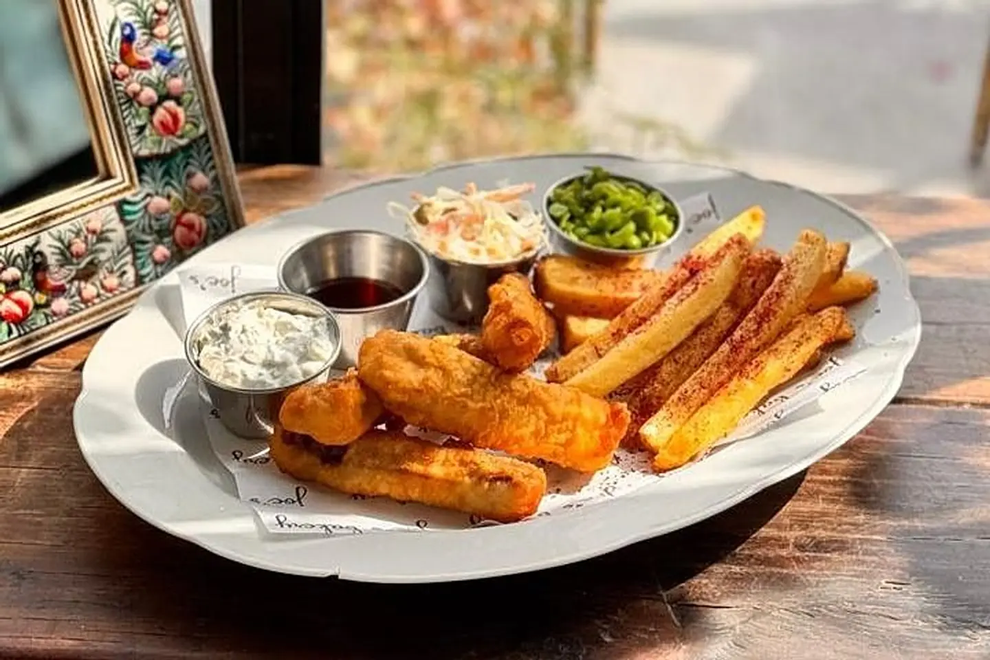 سمك ورقائق البطاطا بالسمّاق