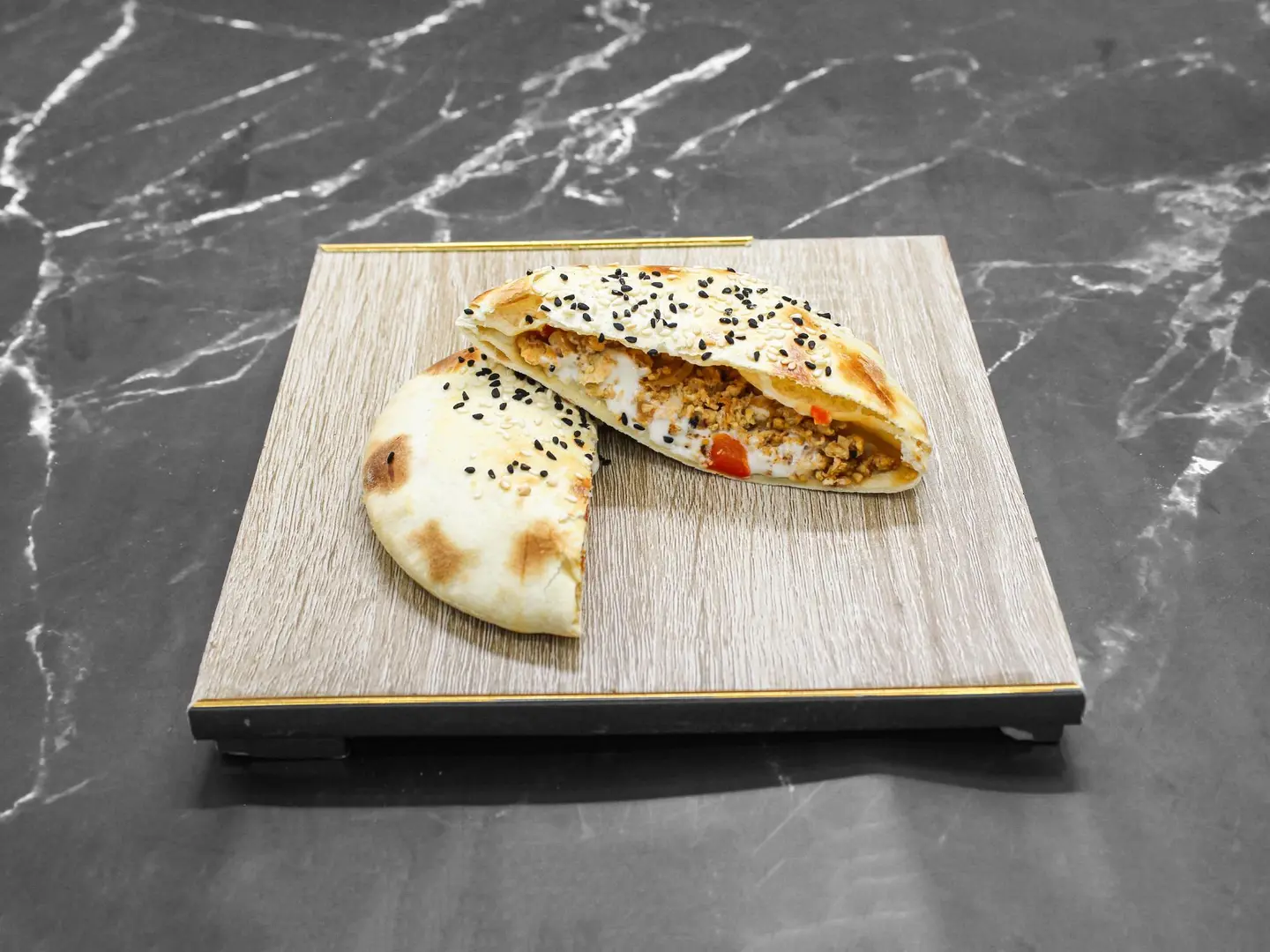 جبن عكاوي مدور بالمرتديلا