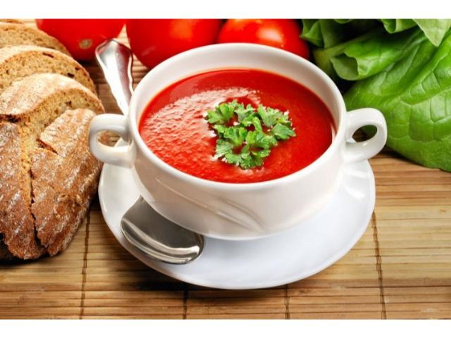 شوربة الطماطم المشوية والريحان