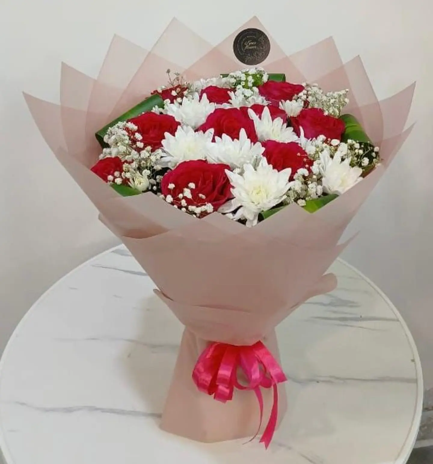 أناقة العشق بالورد الأحمر والجمال الهادئ