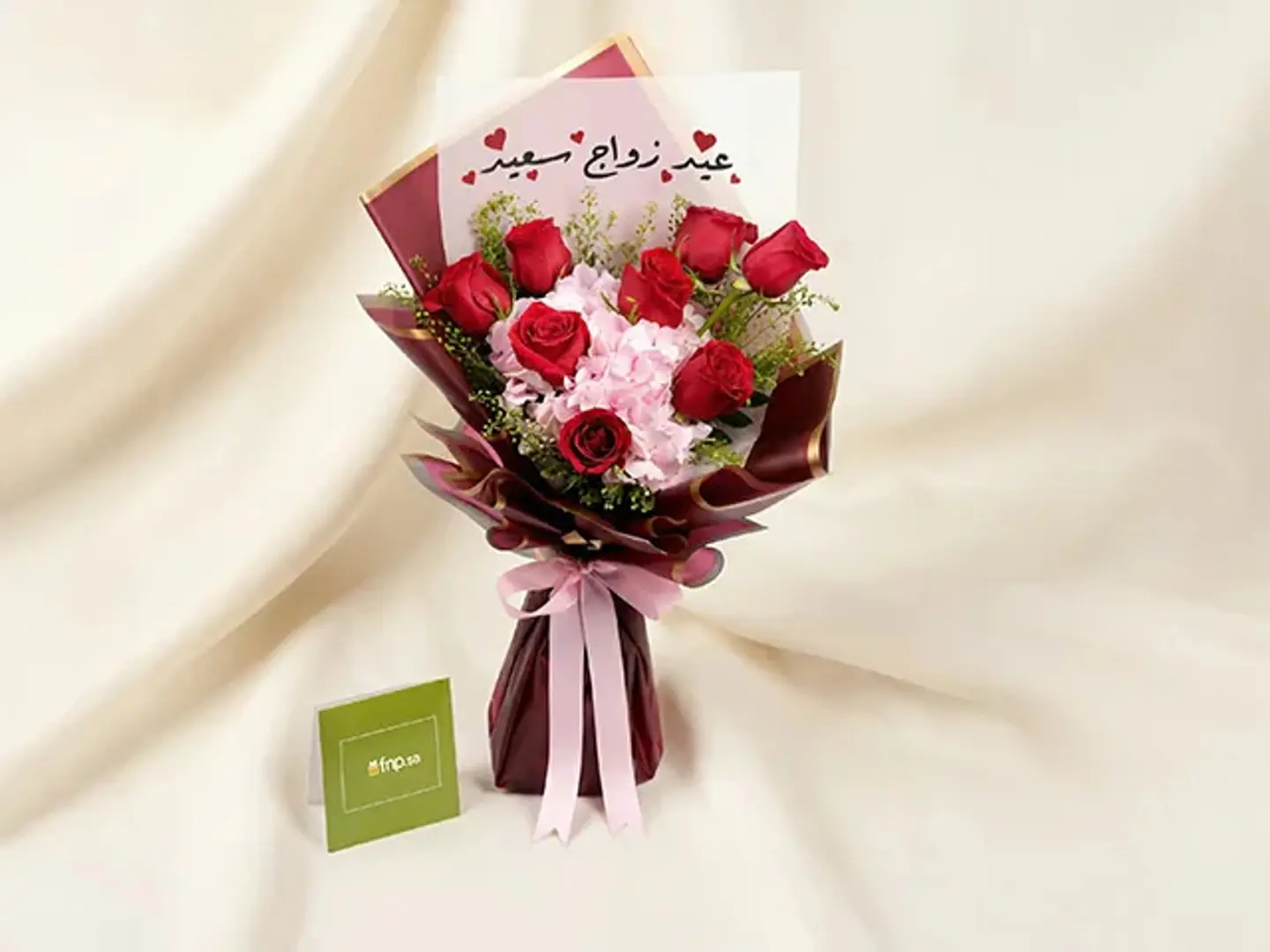 باقة من الورود الحمراء وزهور الكوبية الوردية هدية رومانسية