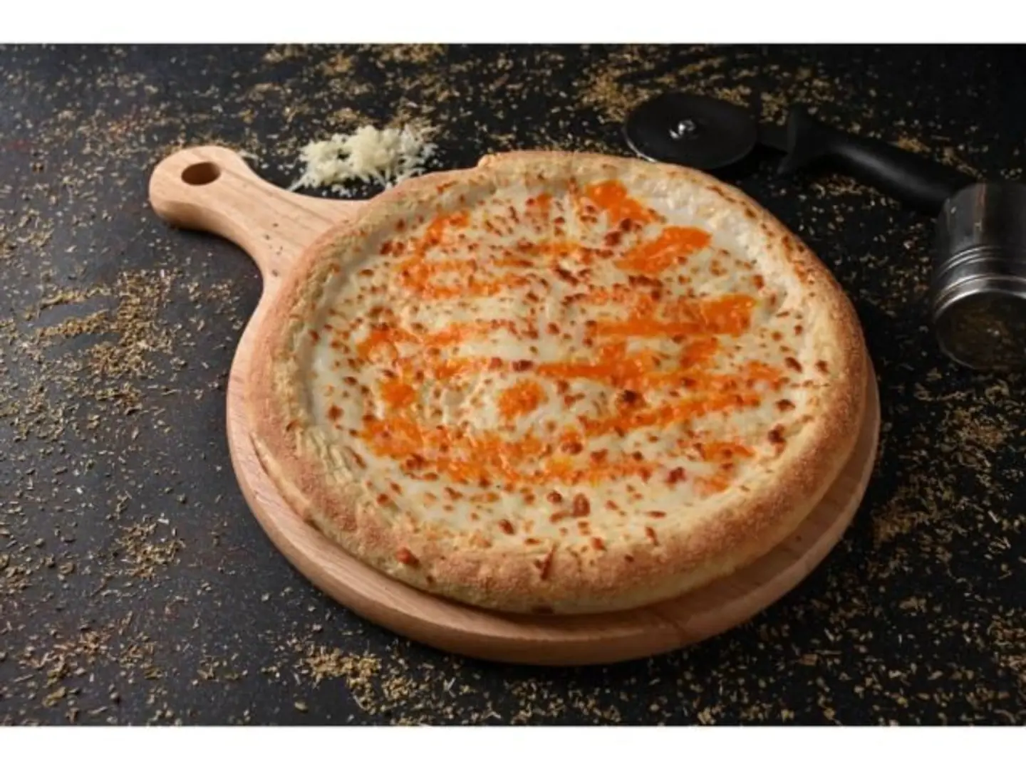 بيتزا جبنة وسط