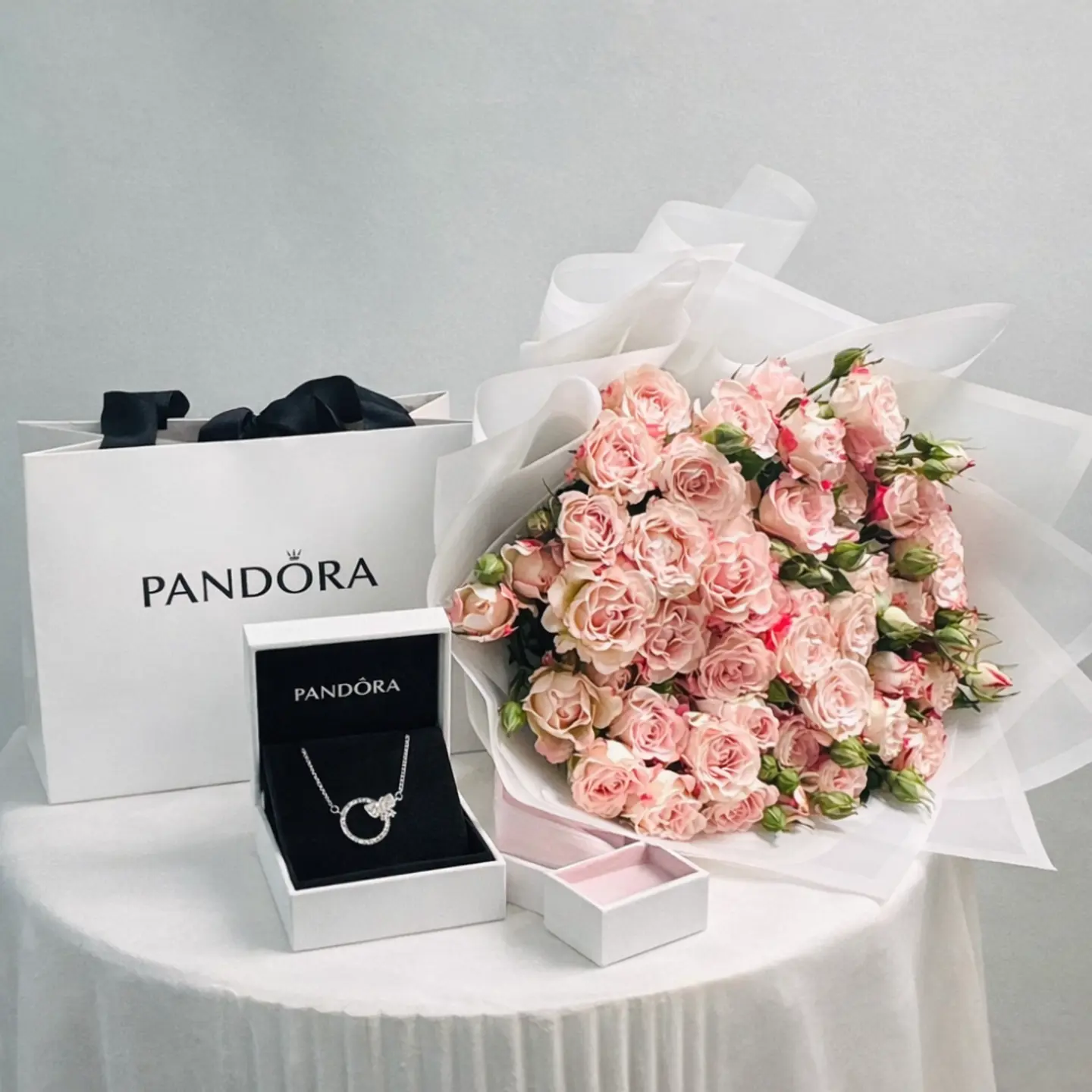 سلسال بندورا مع باقة بيبي روز وردي وكرت مجاني