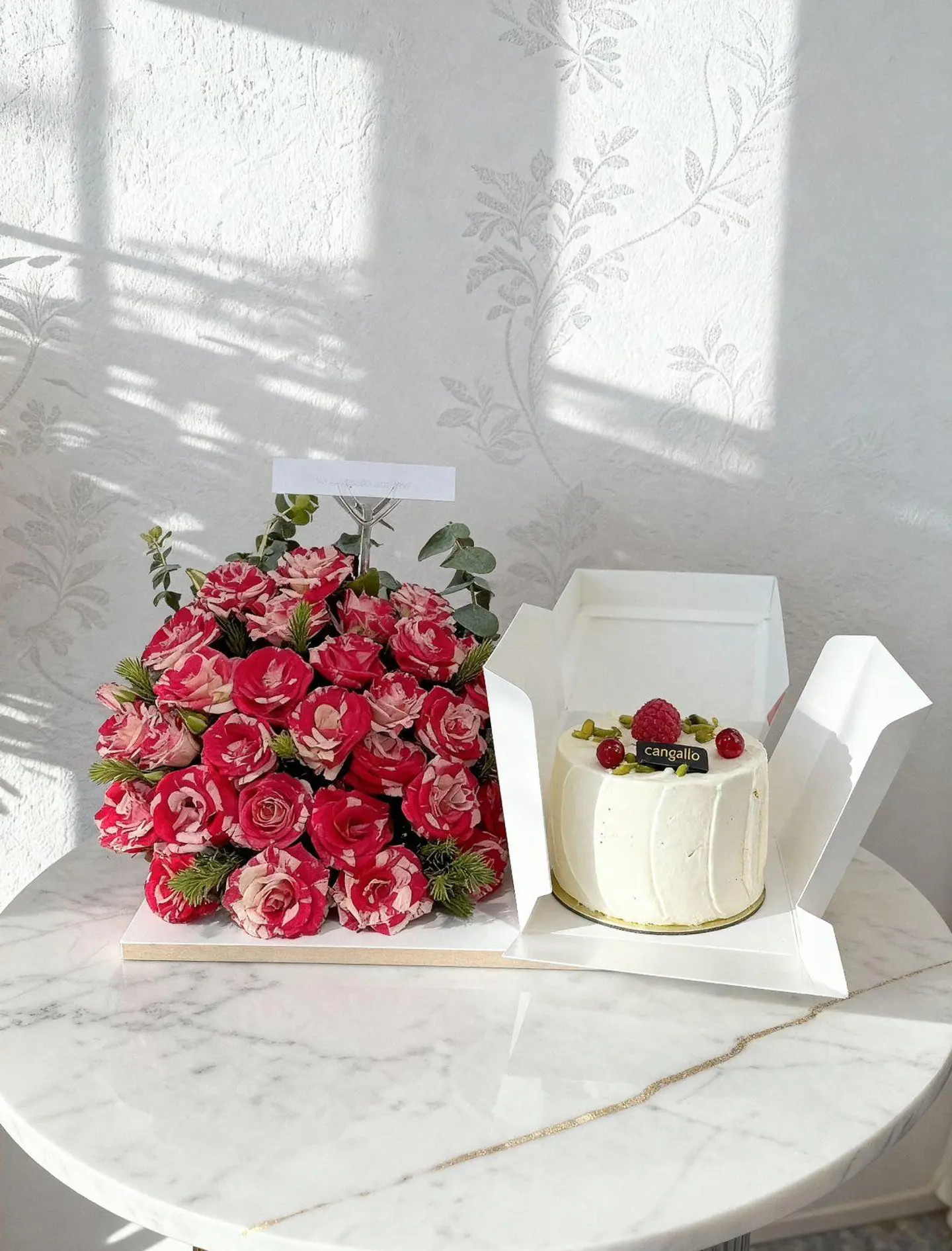 كانديرا مع ورد