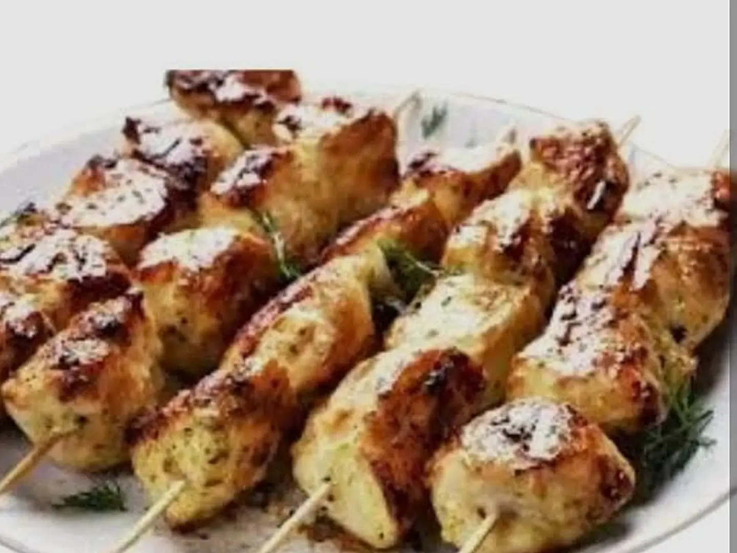 نفر شيش طاووق ٣ اسياخ مع الأرز بالإضافة إلى طحينة وثومية وصوص حار وخبز