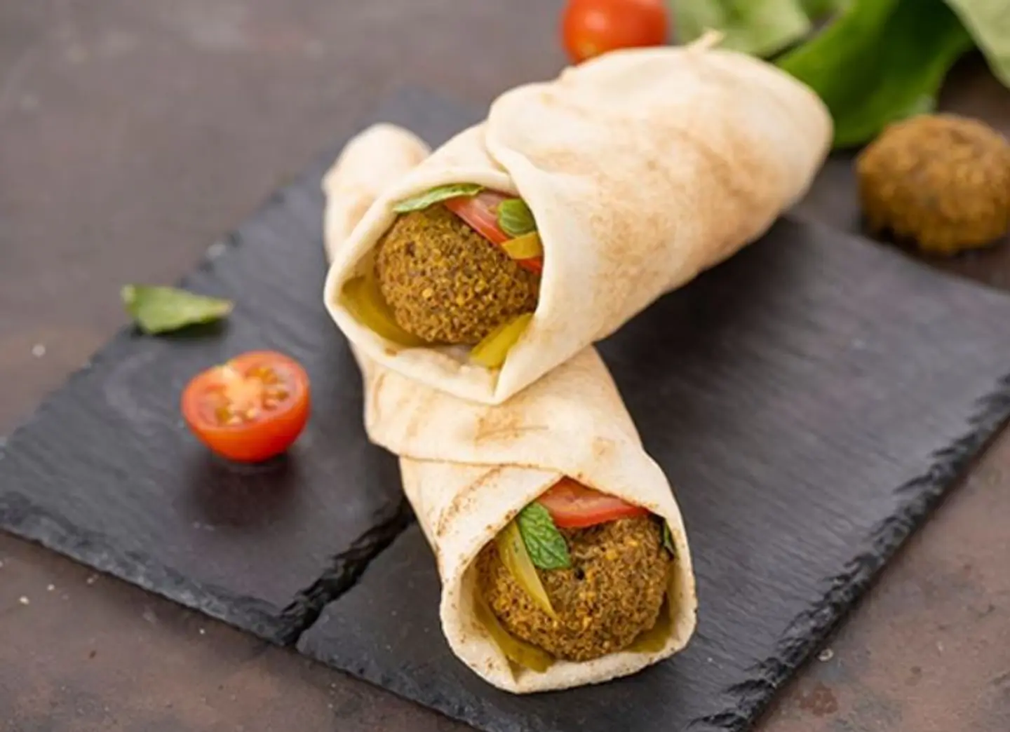 ساندوتش فلافل مع حمص