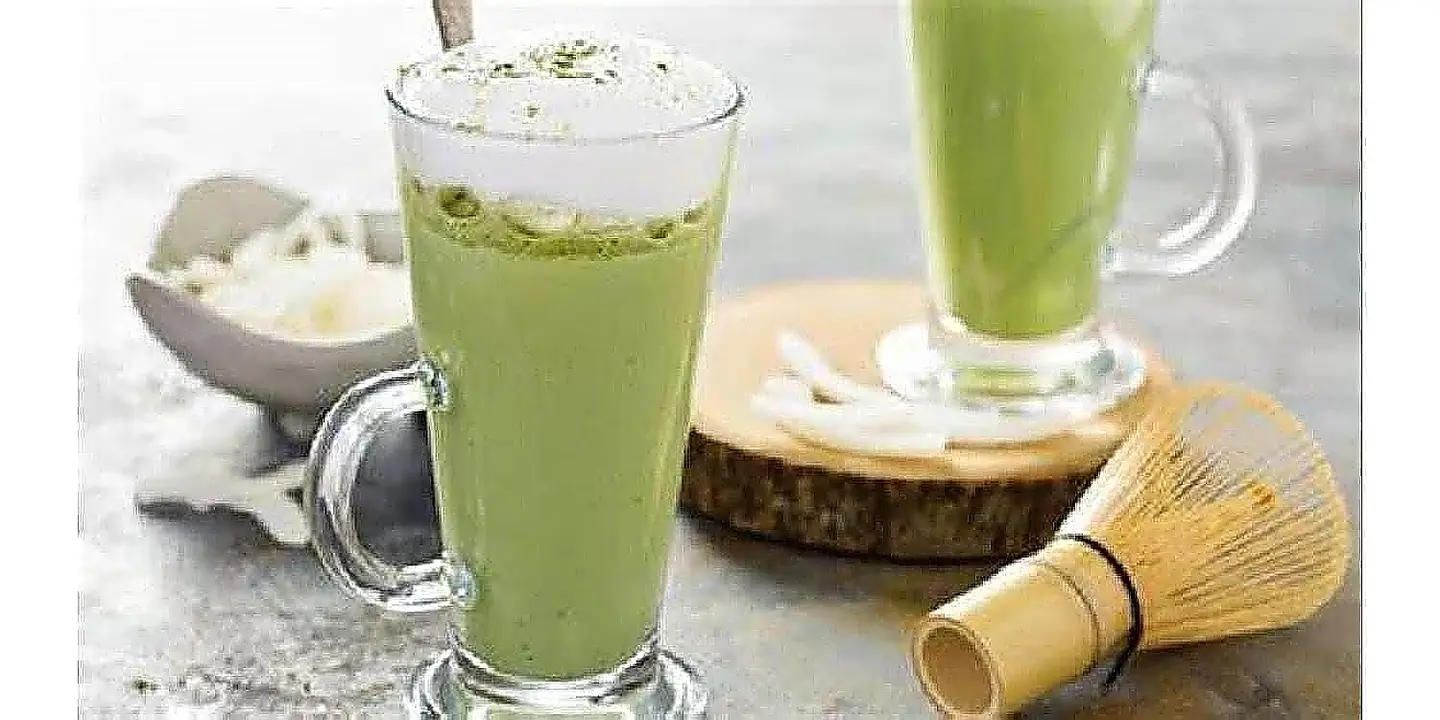 ماتشا بالفستق لاتيه