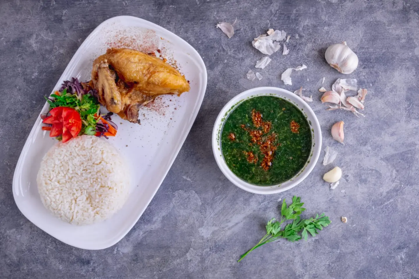 طاجن ملوخيه مع الدجاج المحمر والارز
