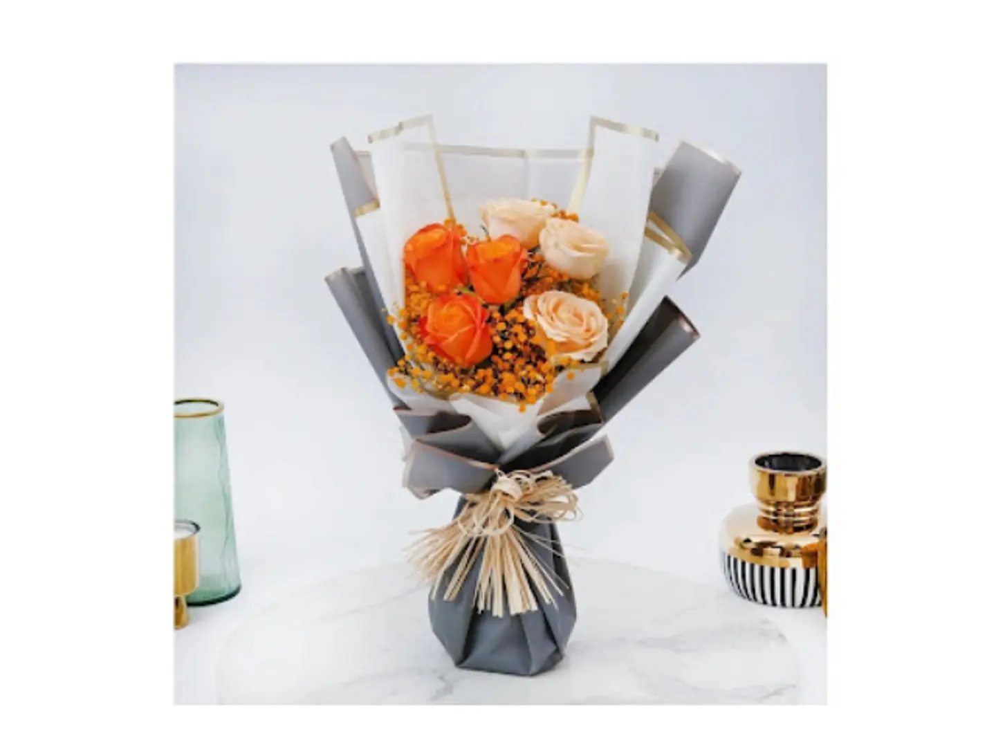 باقة ورود برتقالية وخوخية في غلاف جميل