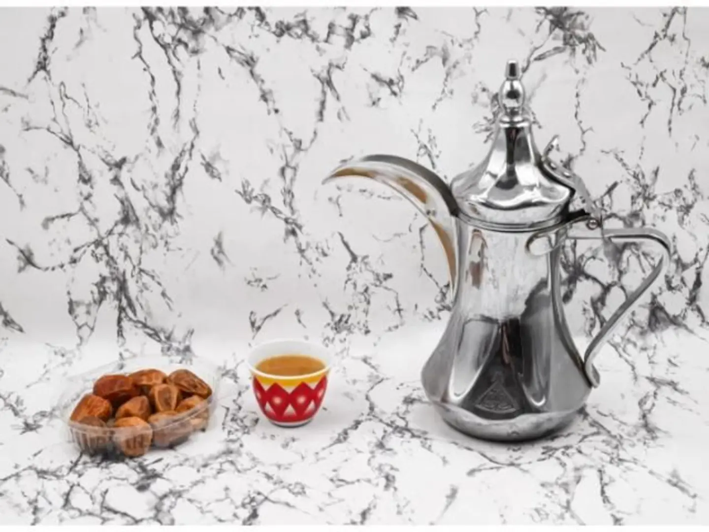 دلة قهوة مع تمر وطحينة