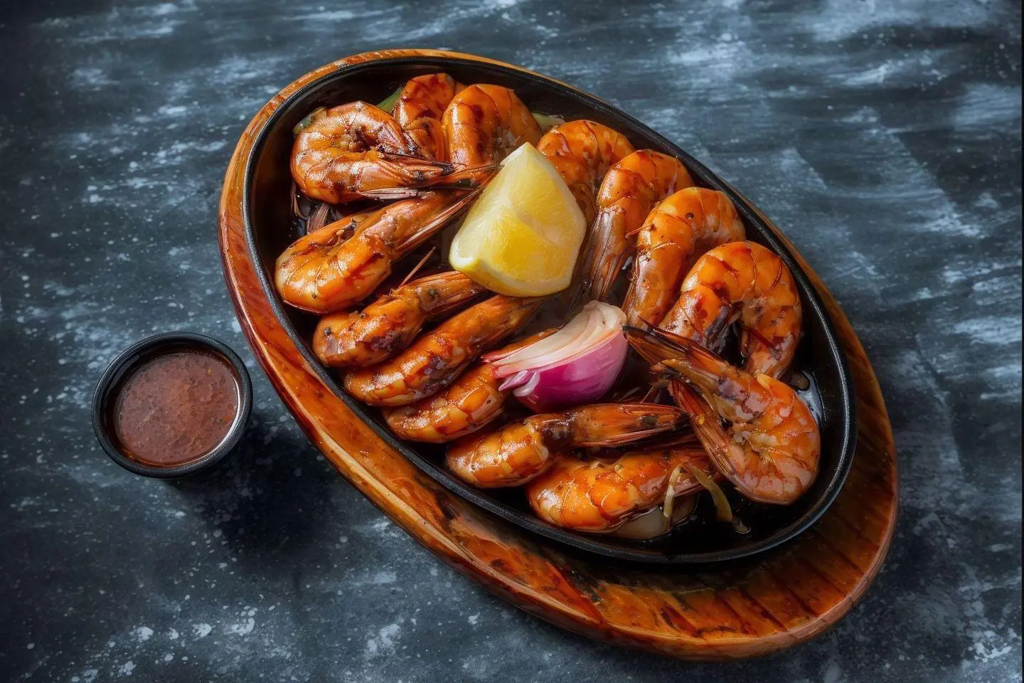 نص كيلو جمبري مشوي مع الأرز بالإضافة إلى صوص حار وطحينة وثومية وخبز